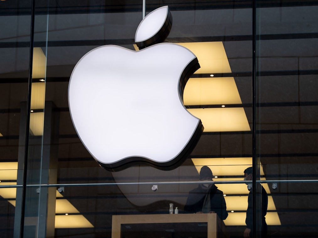 Das Apple-Logo an einem Apple Store in München. Das große Unternehmen schickt Kamera-Rucksäcke nach Köln, um die Umgebung aufzunehmen.