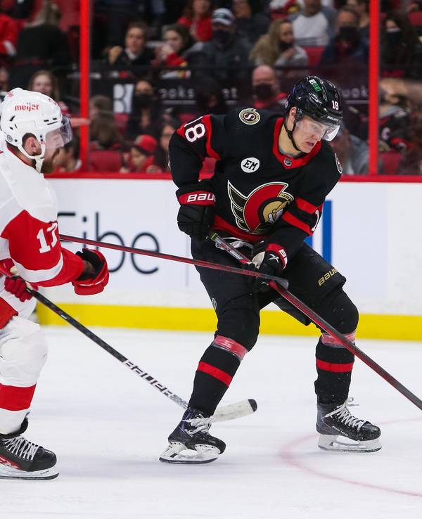 Tim Stützle auf dem Eis in der NHL in Aktion.