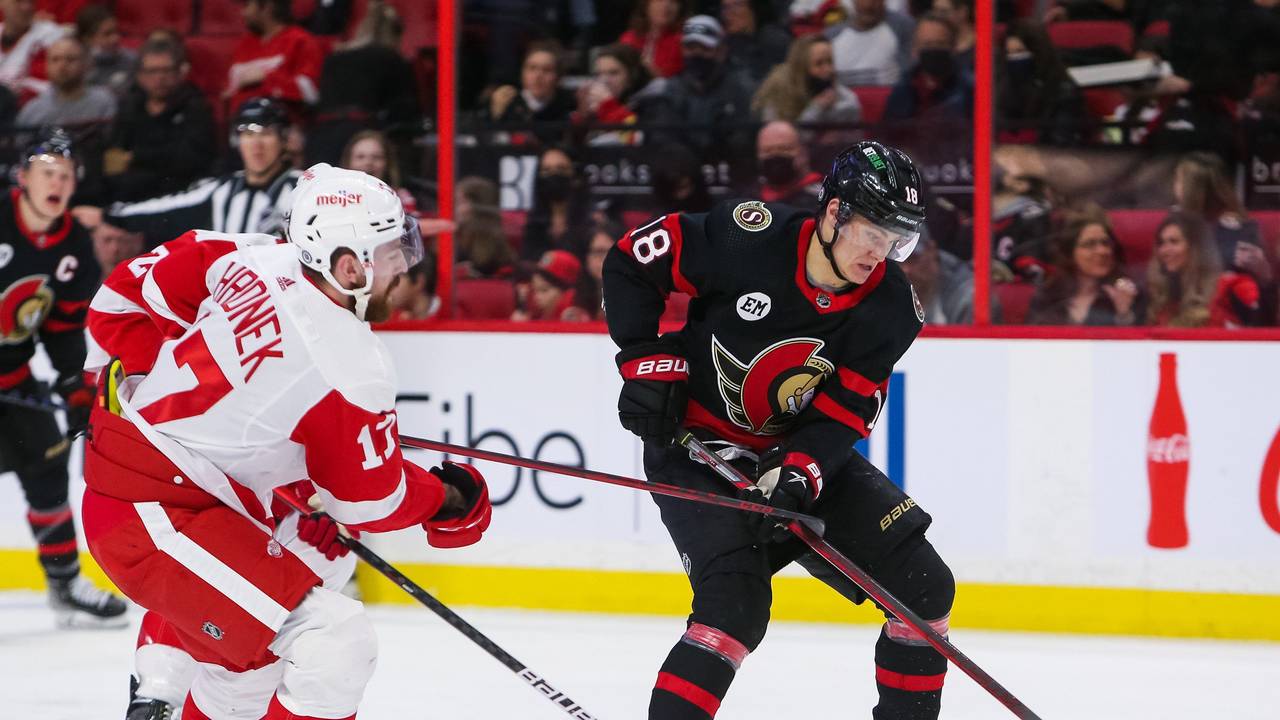 Tim Stützle auf dem Eis in der NHL in Aktion.