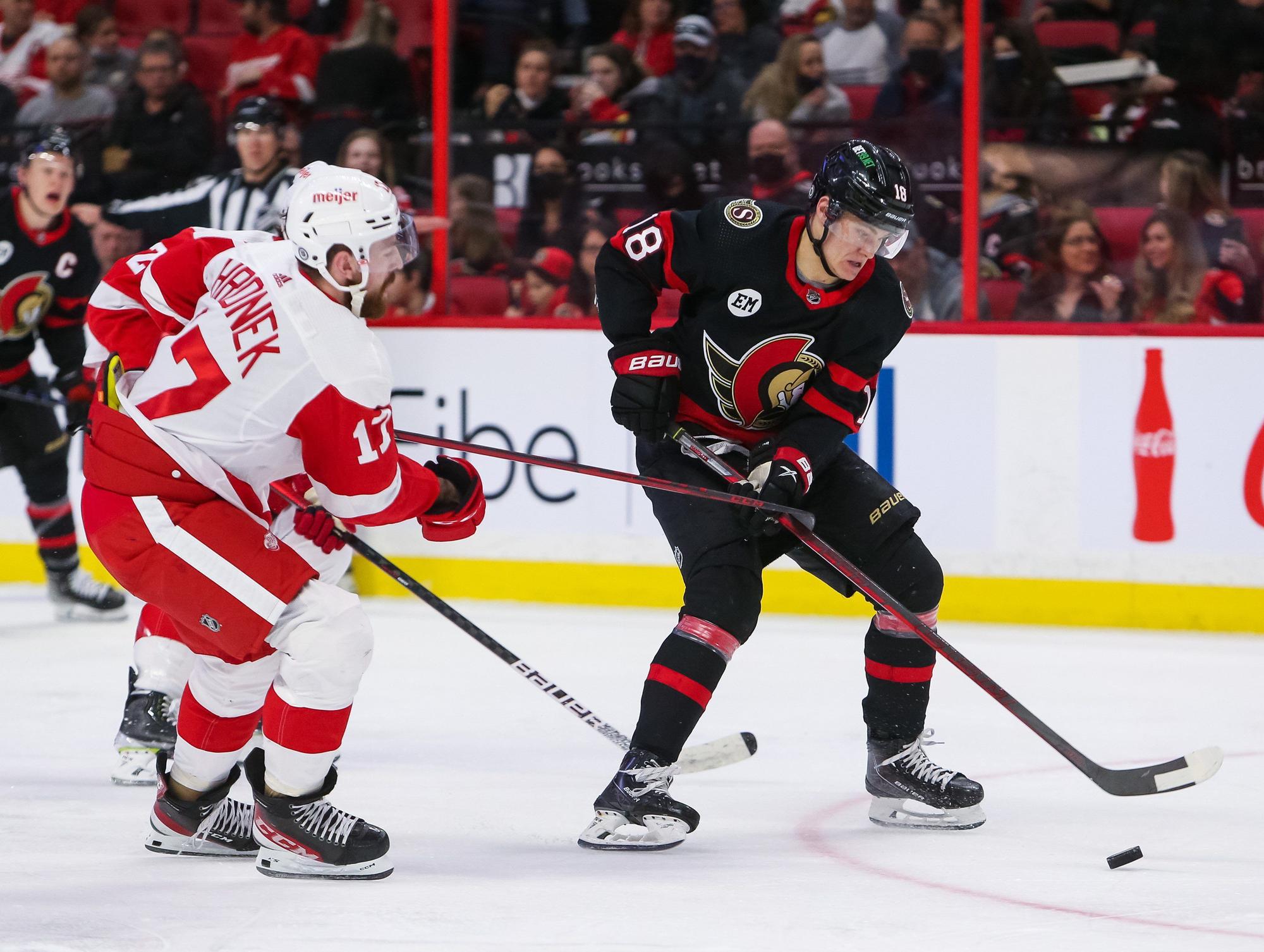 Tim Stützle auf dem Eis in der NHL in Aktion.