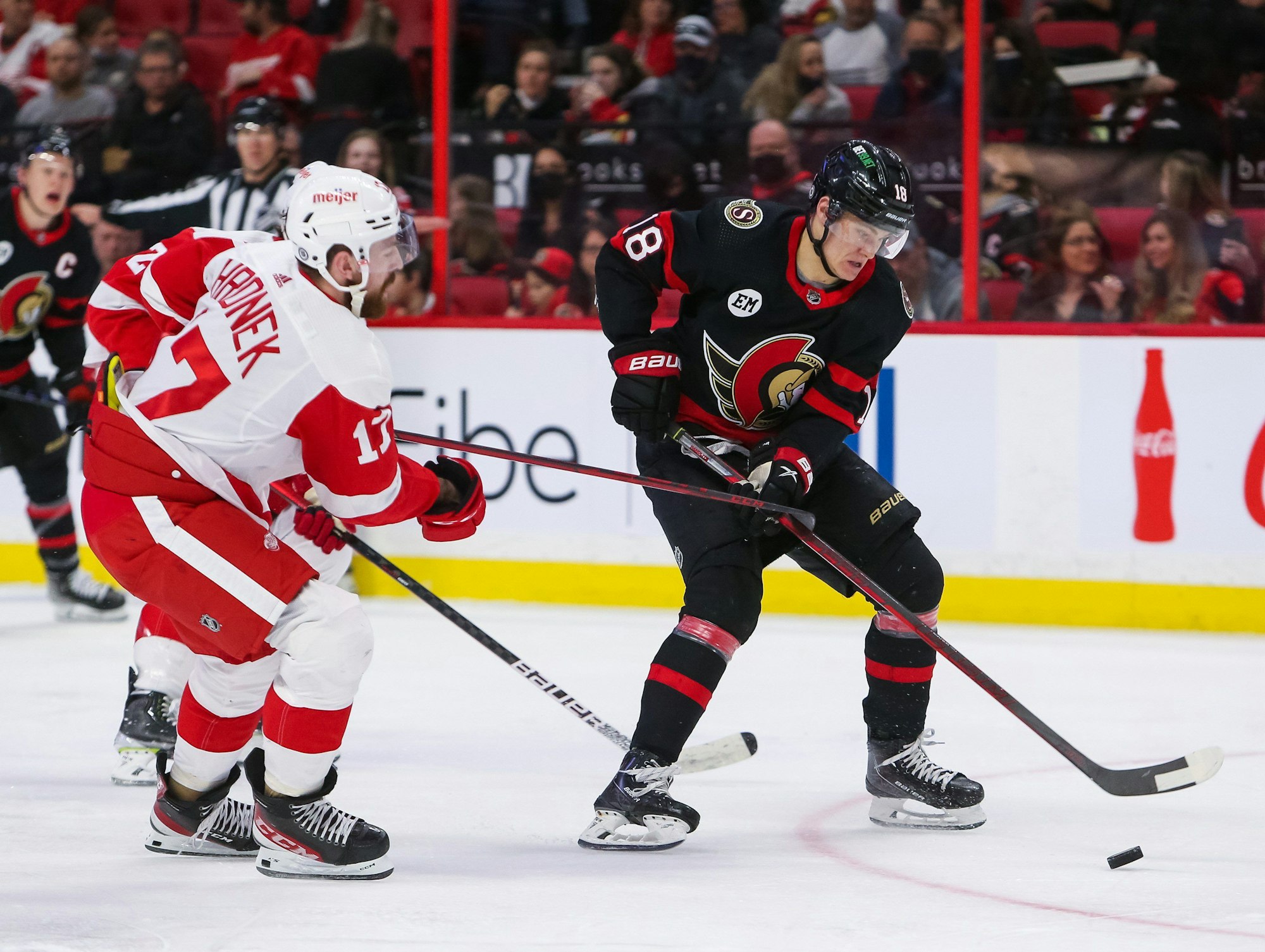 Tim Stützle auf dem Eis in der NHL in Aktion.