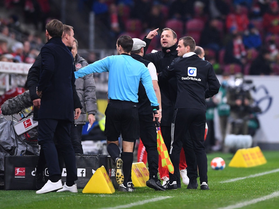 Hitzige Aufregung an der Seitenlinie beim Hinspiel zwischen den Verantwortlichen von Mainz 05 und dem 1. FC Köln.