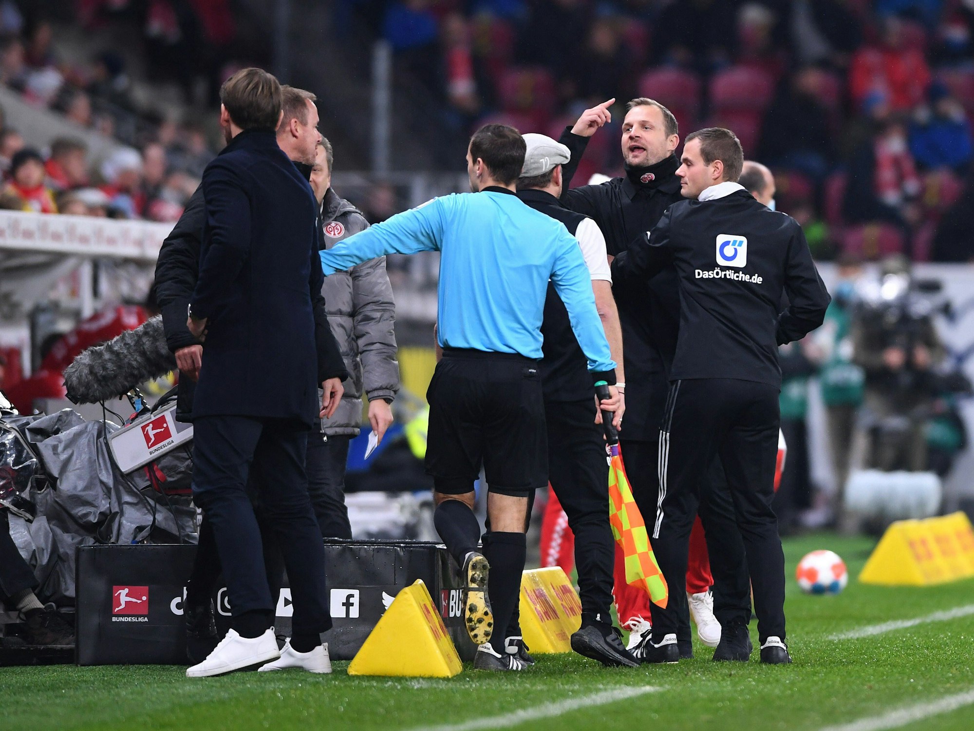 Hitzige Aufregung an der Seitenlinie beim Hinspiel zwischen den Verantwortlichen von Mainz 05 und dem 1. FC Köln.