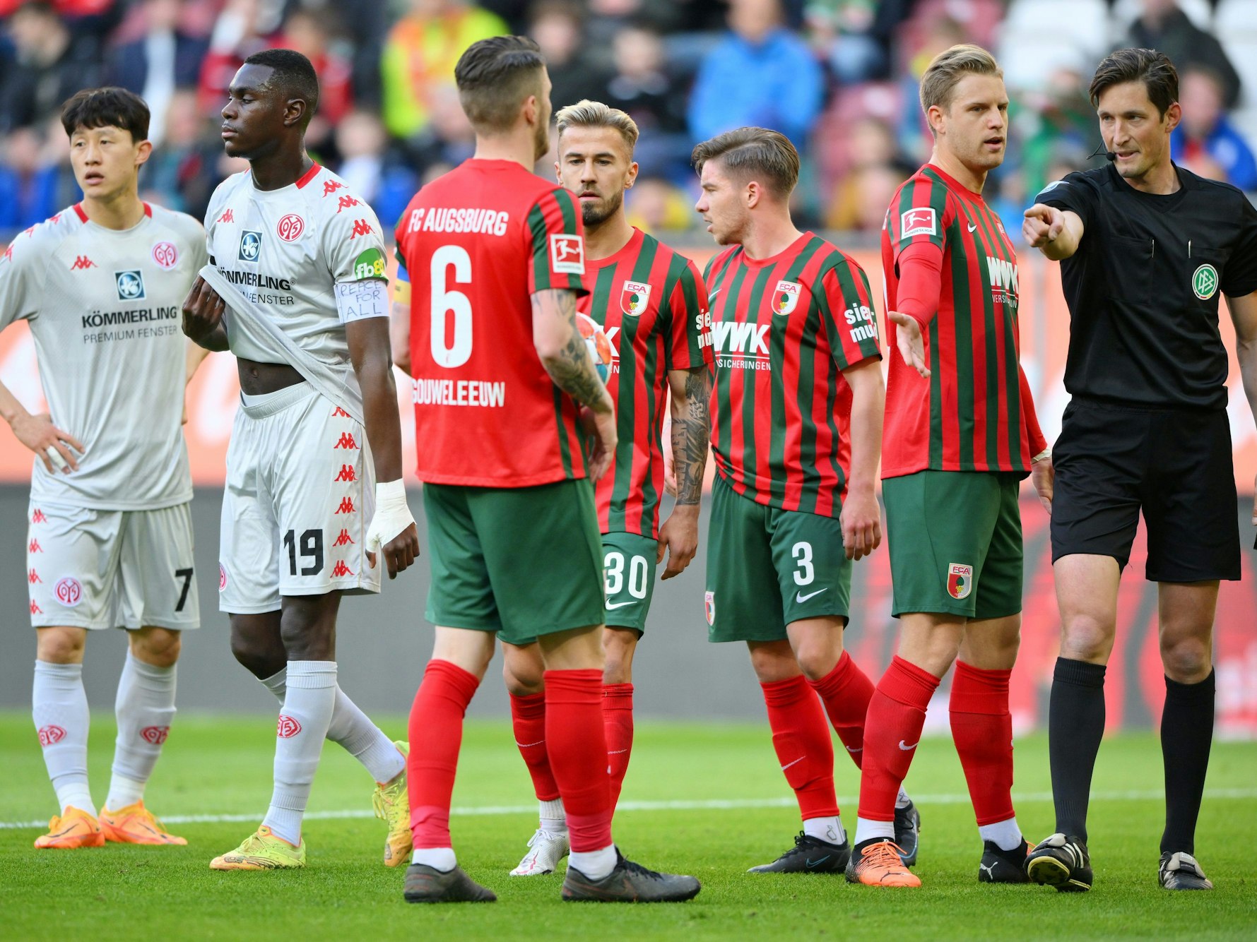Referee Matthias Jöllenbeck zeigt auf den Elfmeterpunkt.