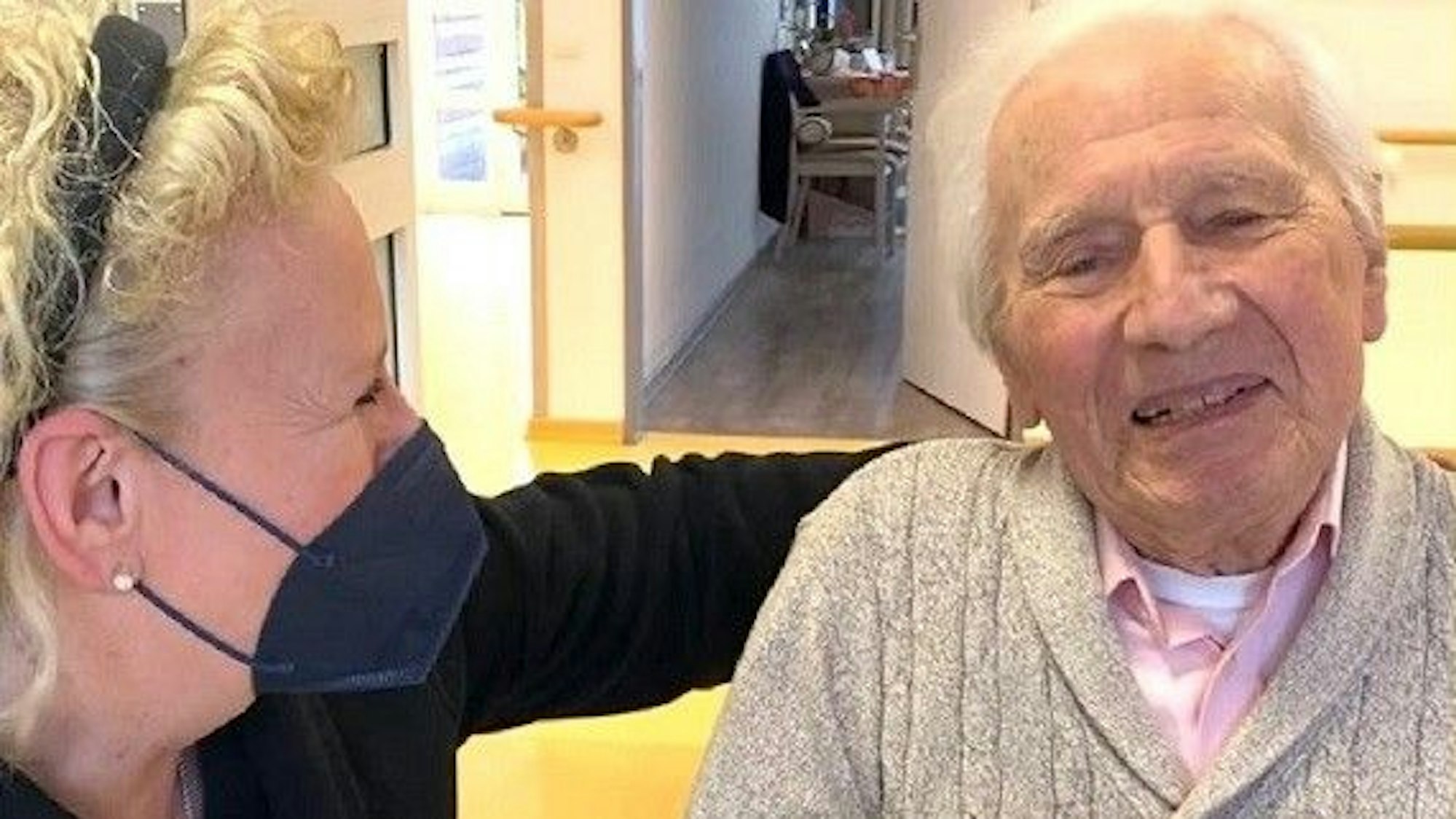 Jubilar Kurt Gigler und Siegburgs Vizebürgermeisterin Susanne Haase-Mühlbauer