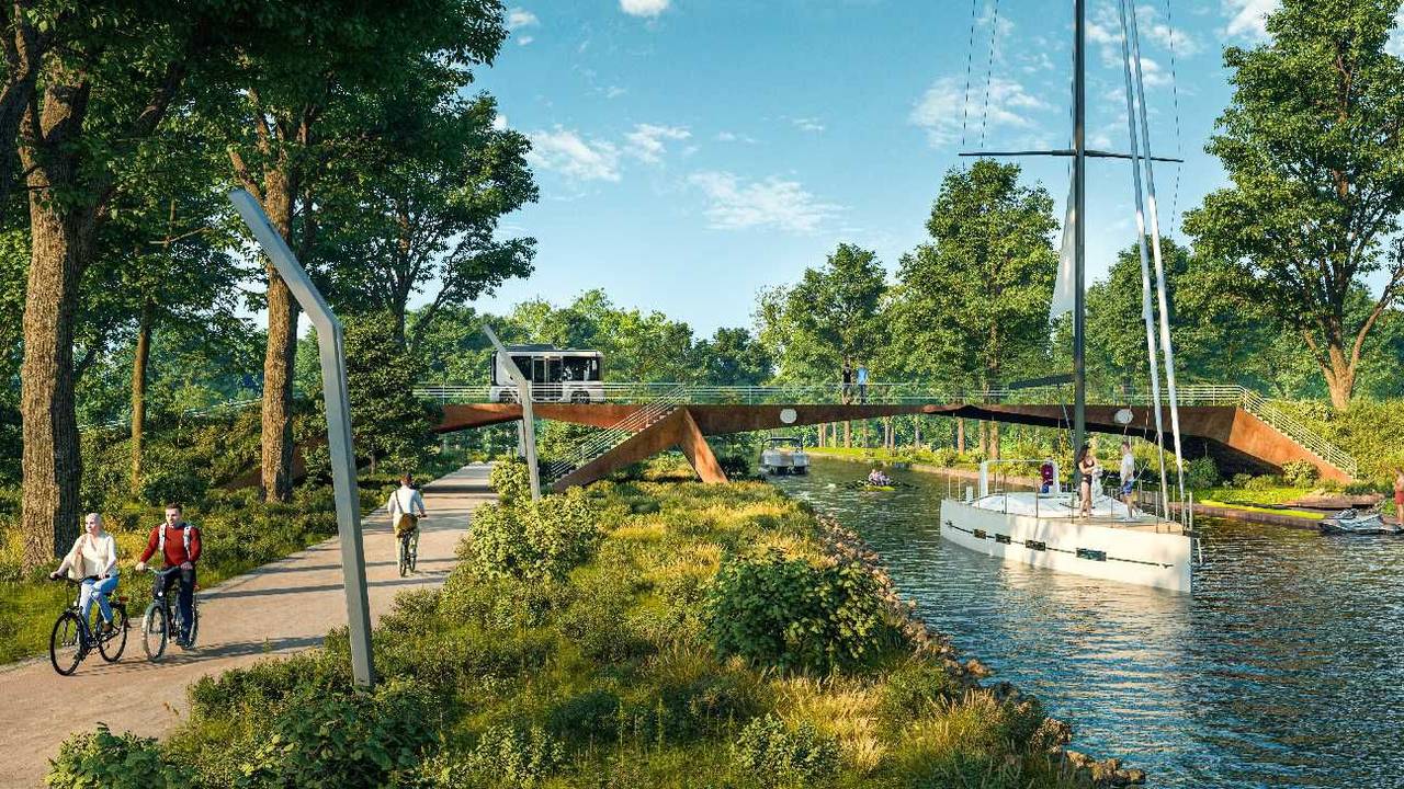 Menschen befinden sich an einem Kanal mit viel Grün.