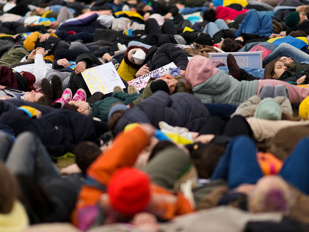 Tausende Menschen legen sich für die Ukraine vor dem Reichstag in Berlin am Mittwoch (7. April) auf die Erde.