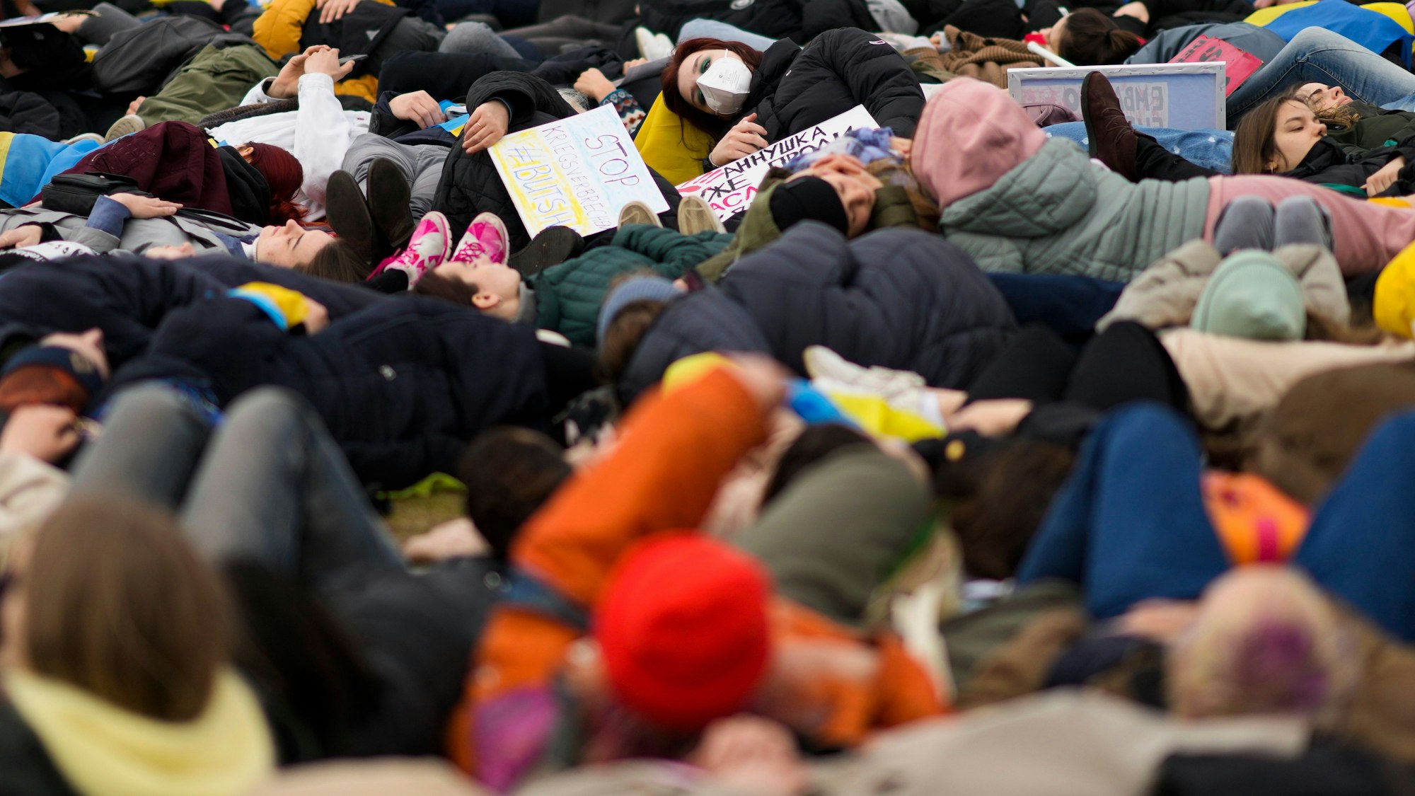 Tausende Menschen legen sich für die Ukraine vor dem Reichstag in Berlin am Mittwoch (7. April) auf die Erde.
