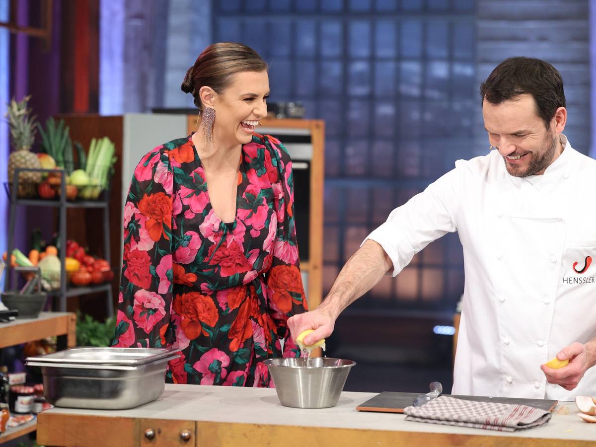 Moderatorin Laura Wontorra und Profikoch Steffen bei „Grill den Henssler“. Der Staffelauftakt der beliebten Show läuft am 10. April unter dem Motto: Dschungel!