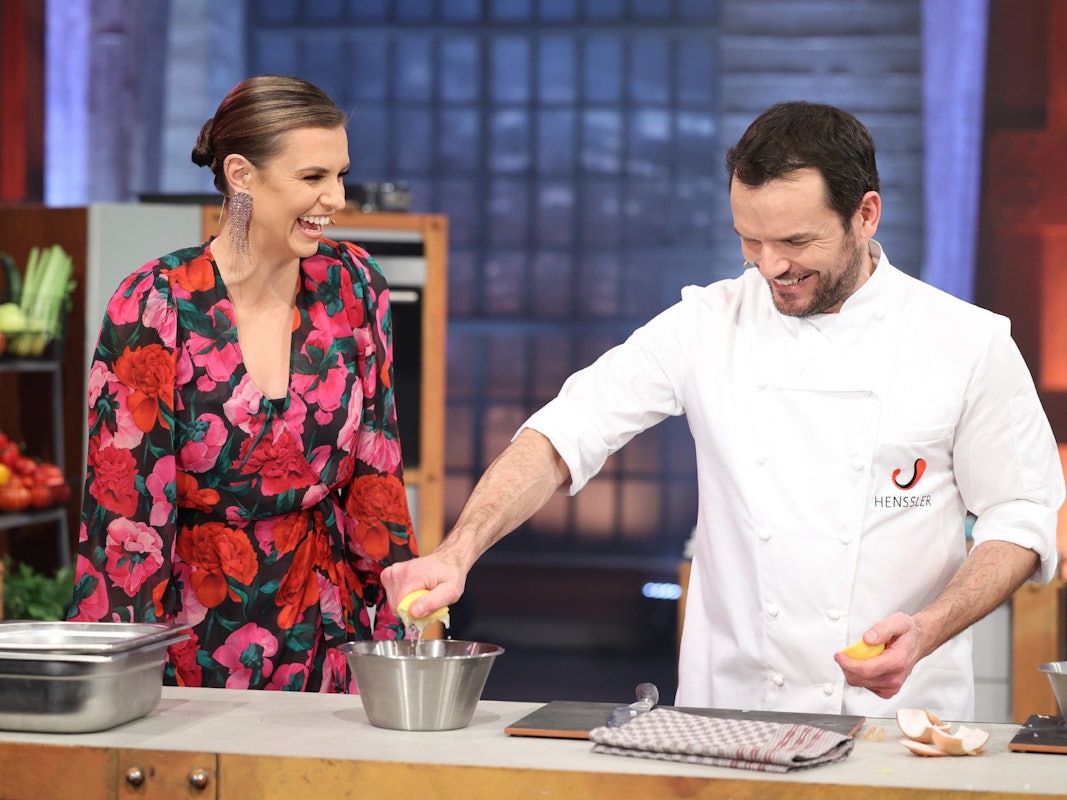 Moderatorin Laura Wontorra und Profikoch Steffen bei „Grill den Henssler“. Der Staffelauftakt der beliebten Show läuft am 10. April unter dem Motto: Dschungel!