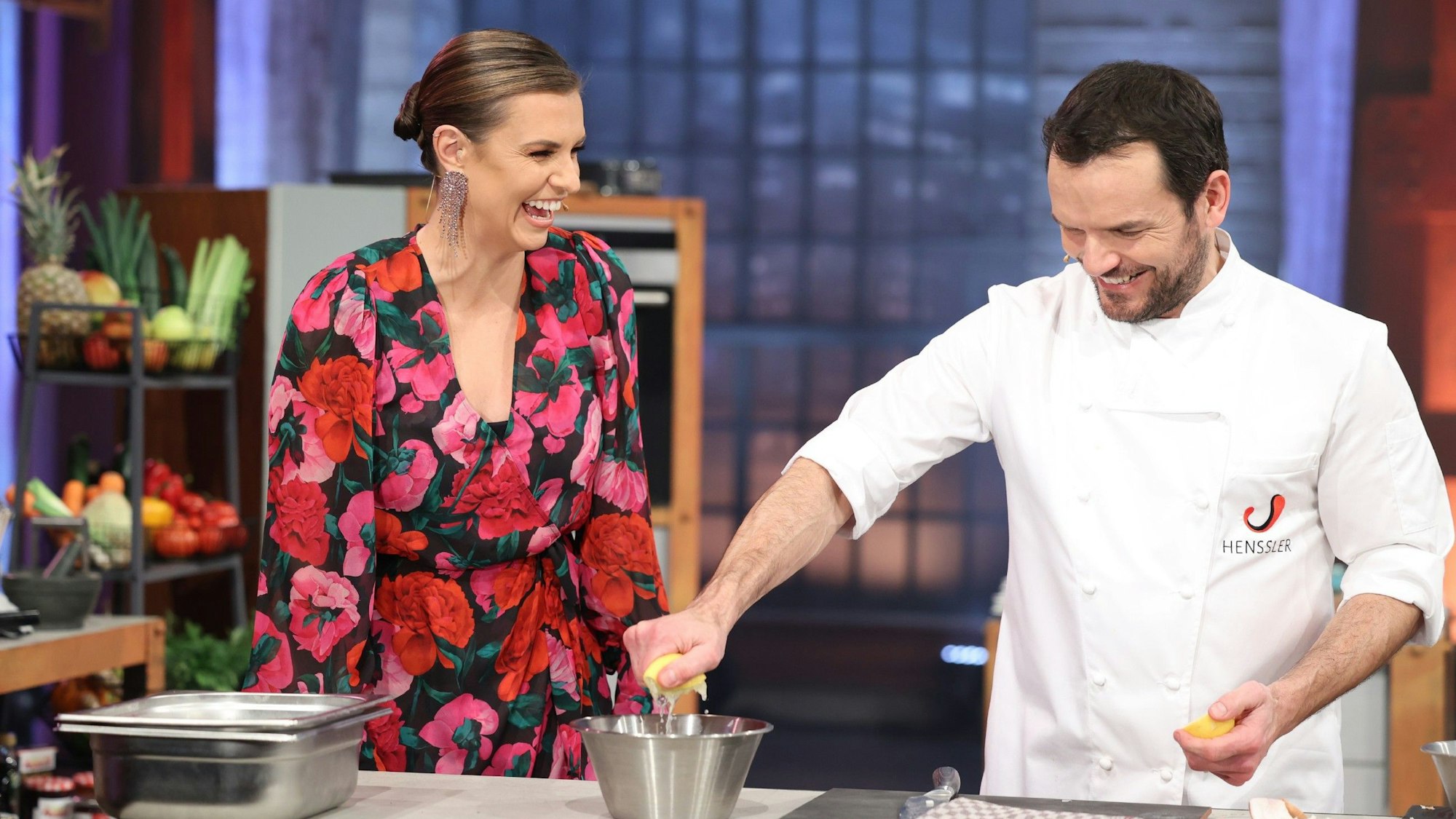 Moderatorin Laura Wontorra und Profikoch Steffen bei „Grill den Henssler“. Der Staffelauftakt der beliebten Show läuft am 10. April unter dem Motto: Dschungel!