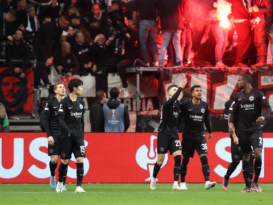 Eintracht Frankfurt feiert das 1:0 gegen den FC Barcelona.