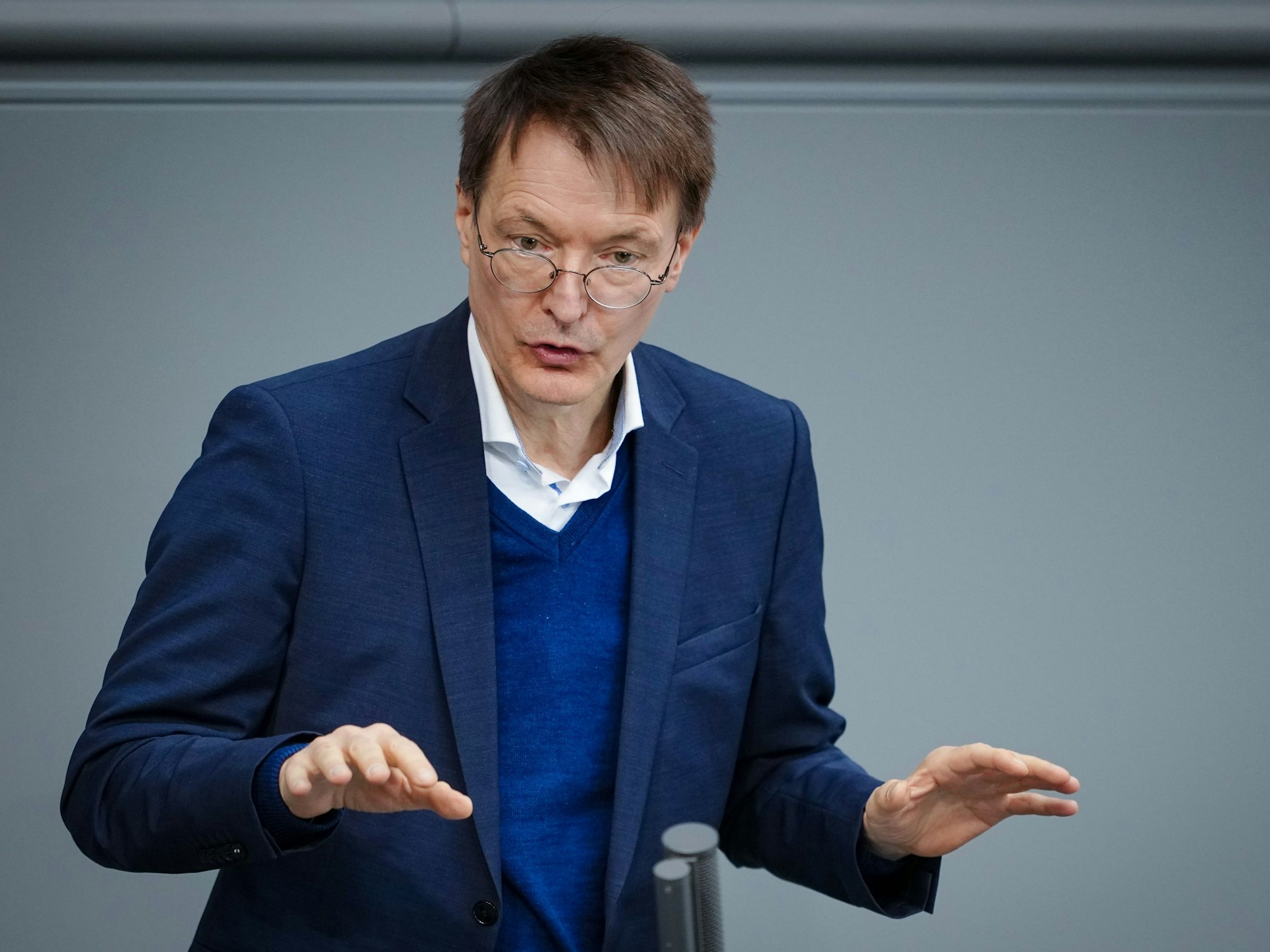 Karl Lauterbach, Bundesminister für Gesundheit, spricht in der Sitzung des Bundestags.