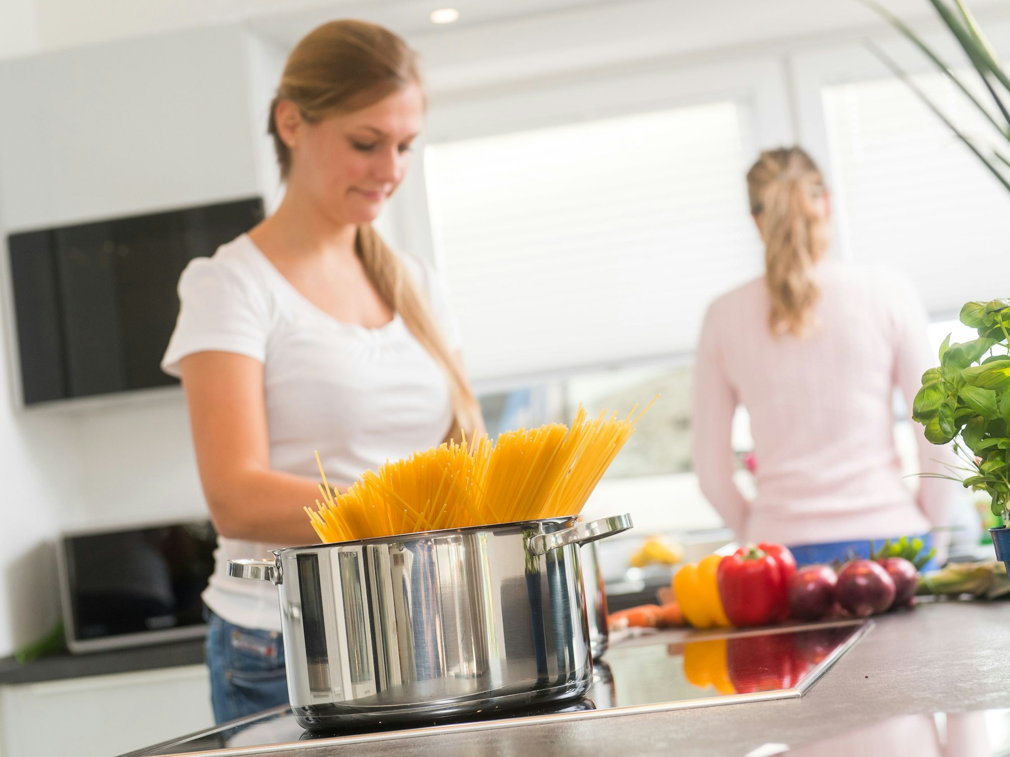 Nudelwasser sollte man nach dem Kochen nicht achtlos wegschütten: Die enthaltene Stärke macht es zu einem wertvollen Koch- und Haushaltshelfer.
