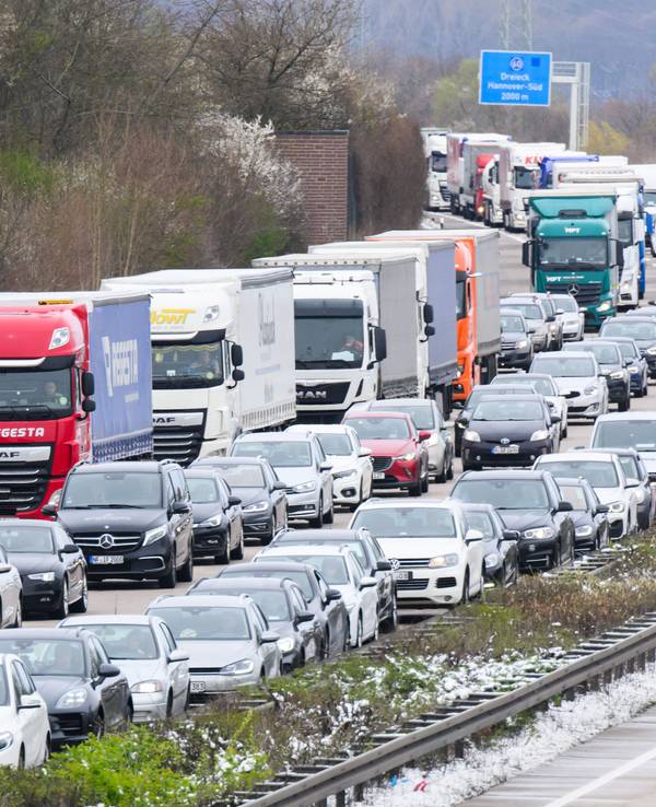 Autos und LKW stehen auf der Autobahn A7 zwischen Hannover und Hildesheim im Stau. Mit Beginn der Osterferien in Niedersachsen machen sich viele per Auto auf den Weg in den Urlaub - und an vielen Stellen drohen Staus.