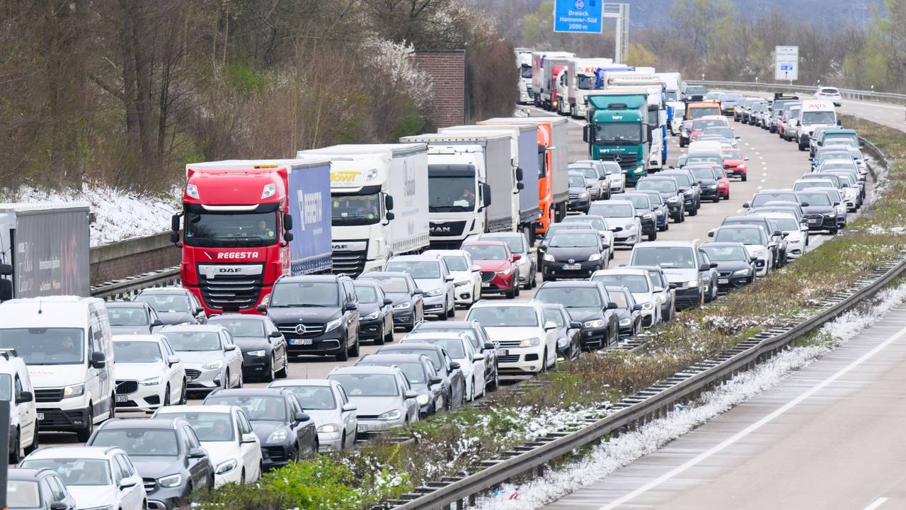 Autos und LKW stehen auf der Autobahn A7 zwischen Hannover und Hildesheim im Stau. Mit Beginn der Osterferien in Niedersachsen machen sich viele per Auto auf den Weg in den Urlaub - und an vielen Stellen drohen Staus.