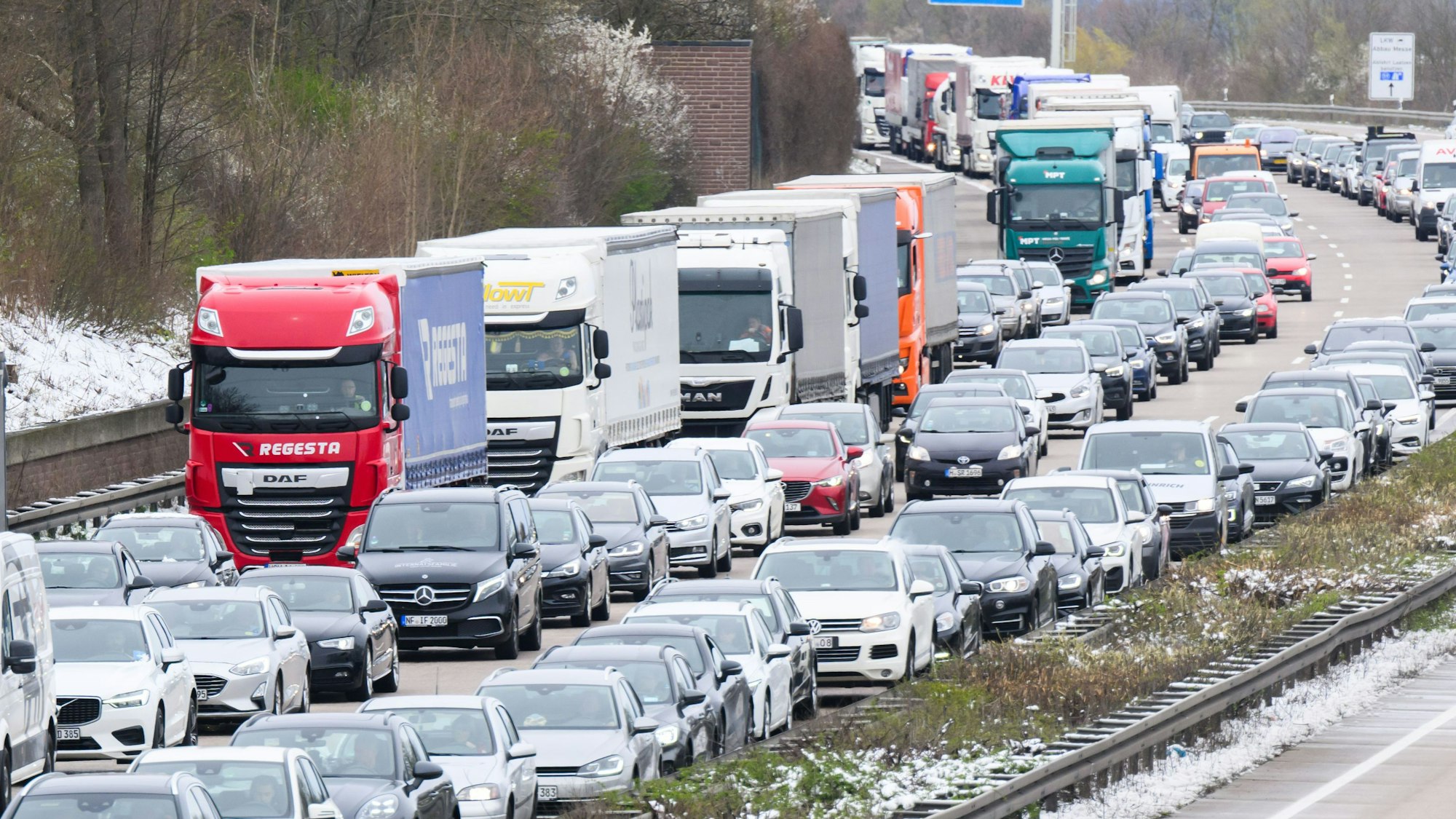 Autos und LKW stehen auf der Autobahn A7 zwischen Hannover und Hildesheim im Stau. Mit Beginn der Osterferien in Niedersachsen machen sich viele per Auto auf den Weg in den Urlaub - und an vielen Stellen drohen Staus.