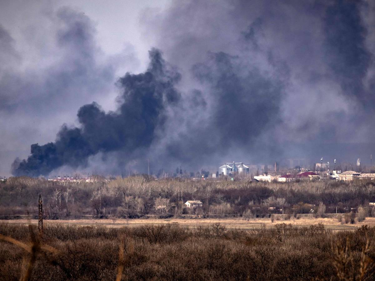 Ukraine-Krieg: Eine Stadt in der Donbas-Region qualmt. Es handelt sich um ein Symbolbild vom 8. April 2022.
