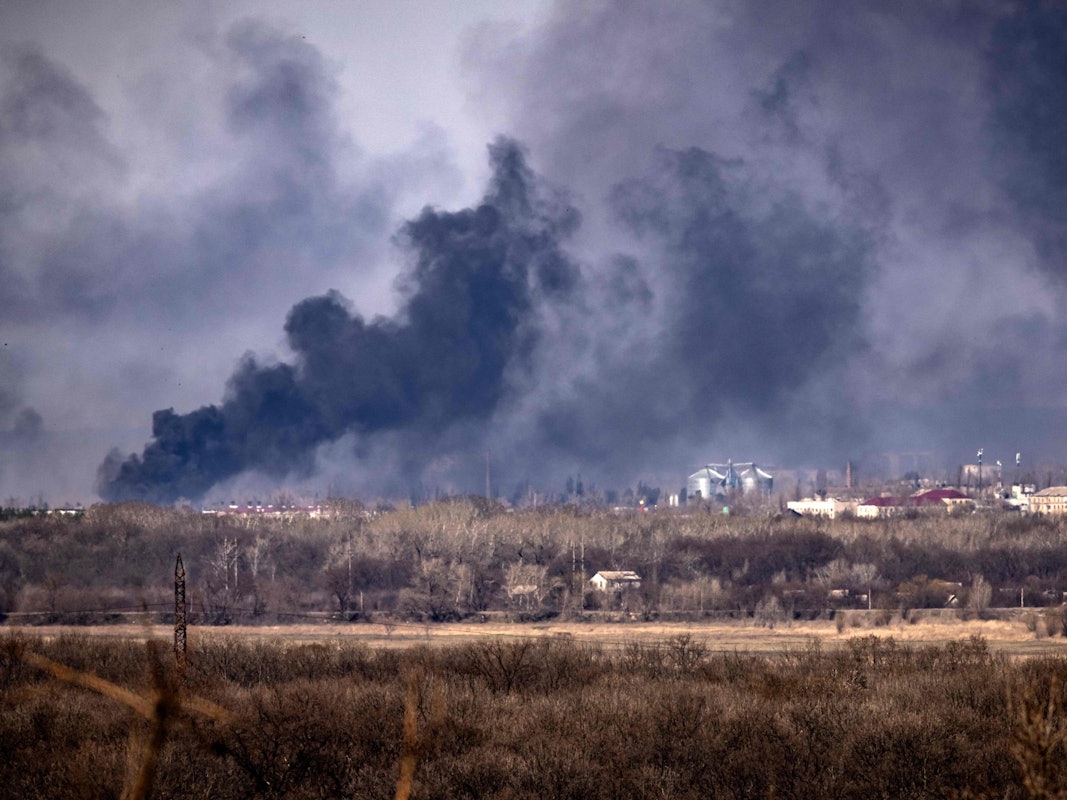 Ukraine-Krieg: Eine Stadt in der Donbas-Region qualmt. Es handelt sich um ein Symbolbild vom 8. April 2022.