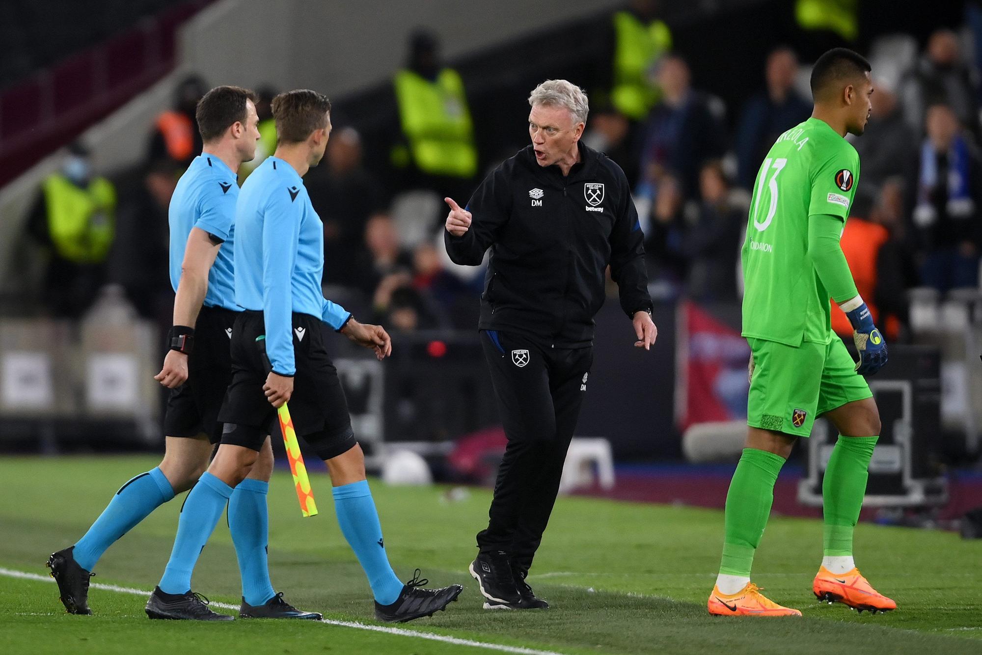 David Moyes zeigt mit dem Finger auf Felix Zwayer.