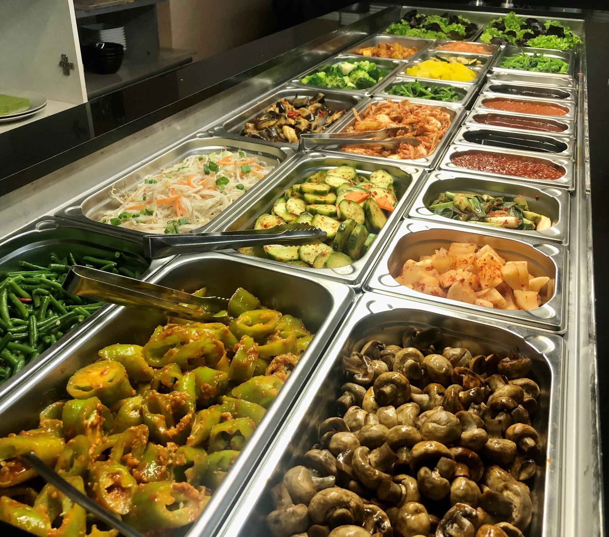 Beilagen Buffet im koreanischen Restaurant Nakwon.