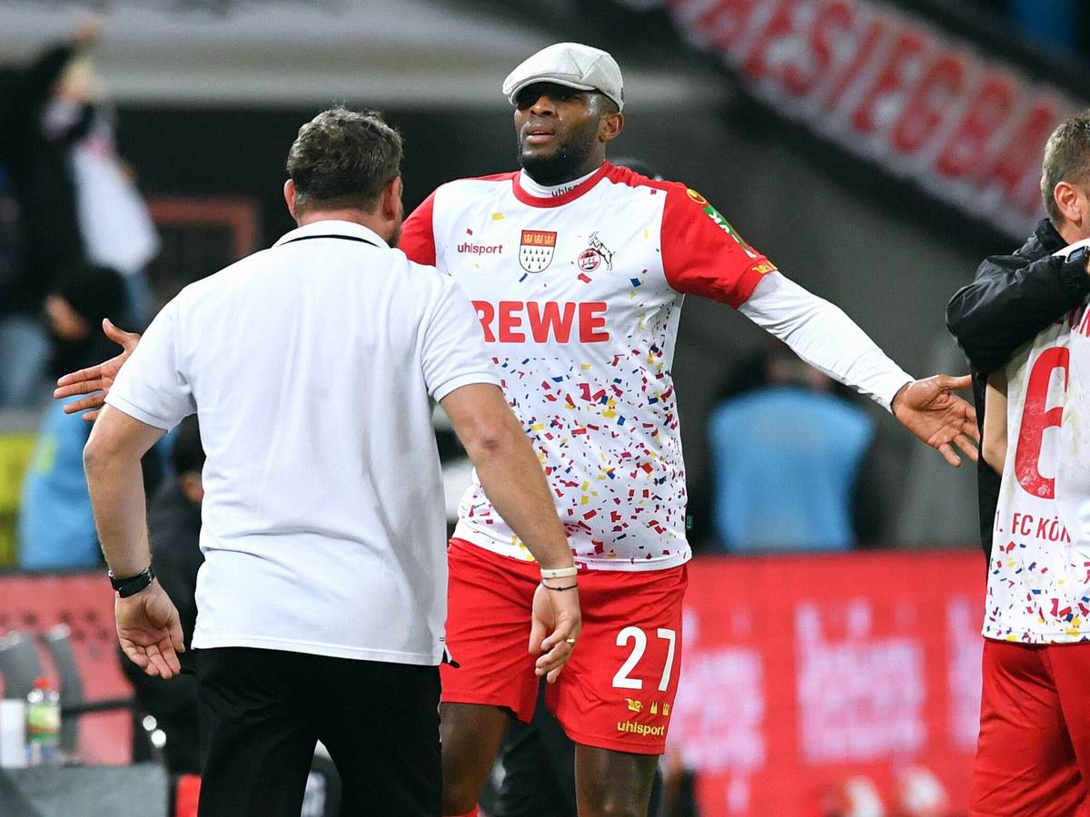 Anthony Modeste bejubelt sein Tor mit der Mütze von Steffen Baumgart auf dem Kopf.