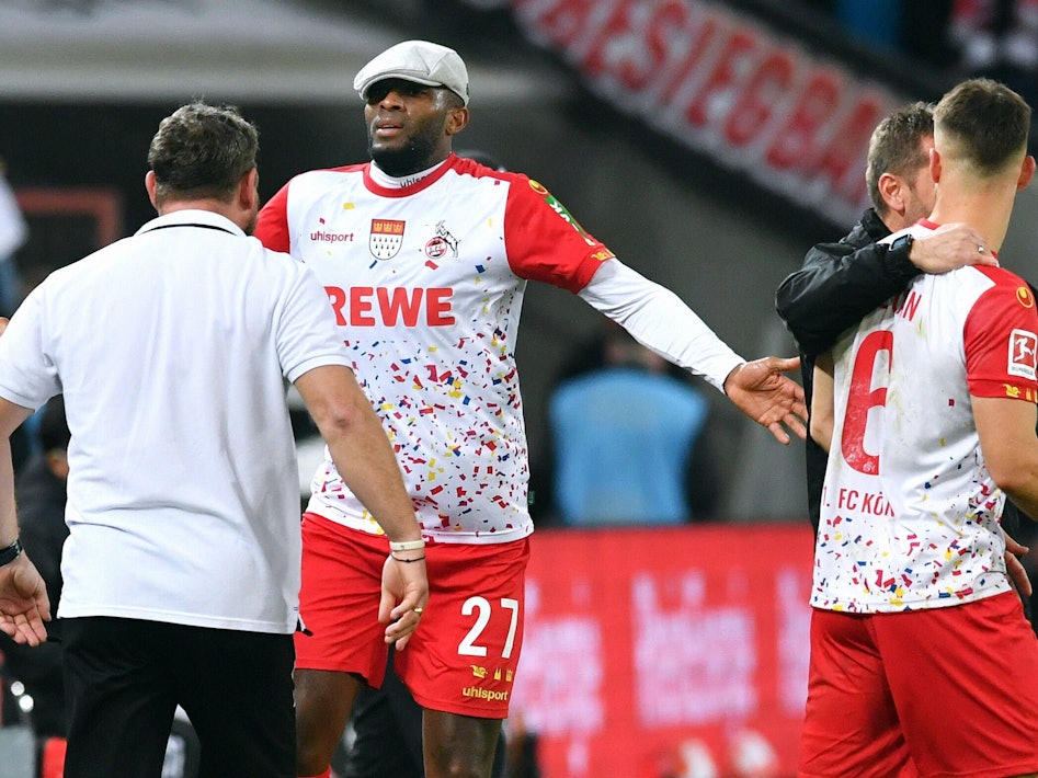 Anthony Modeste bejubelt sein Tor mit der Mütze von Steffen Baumgart auf dem Kopf.
