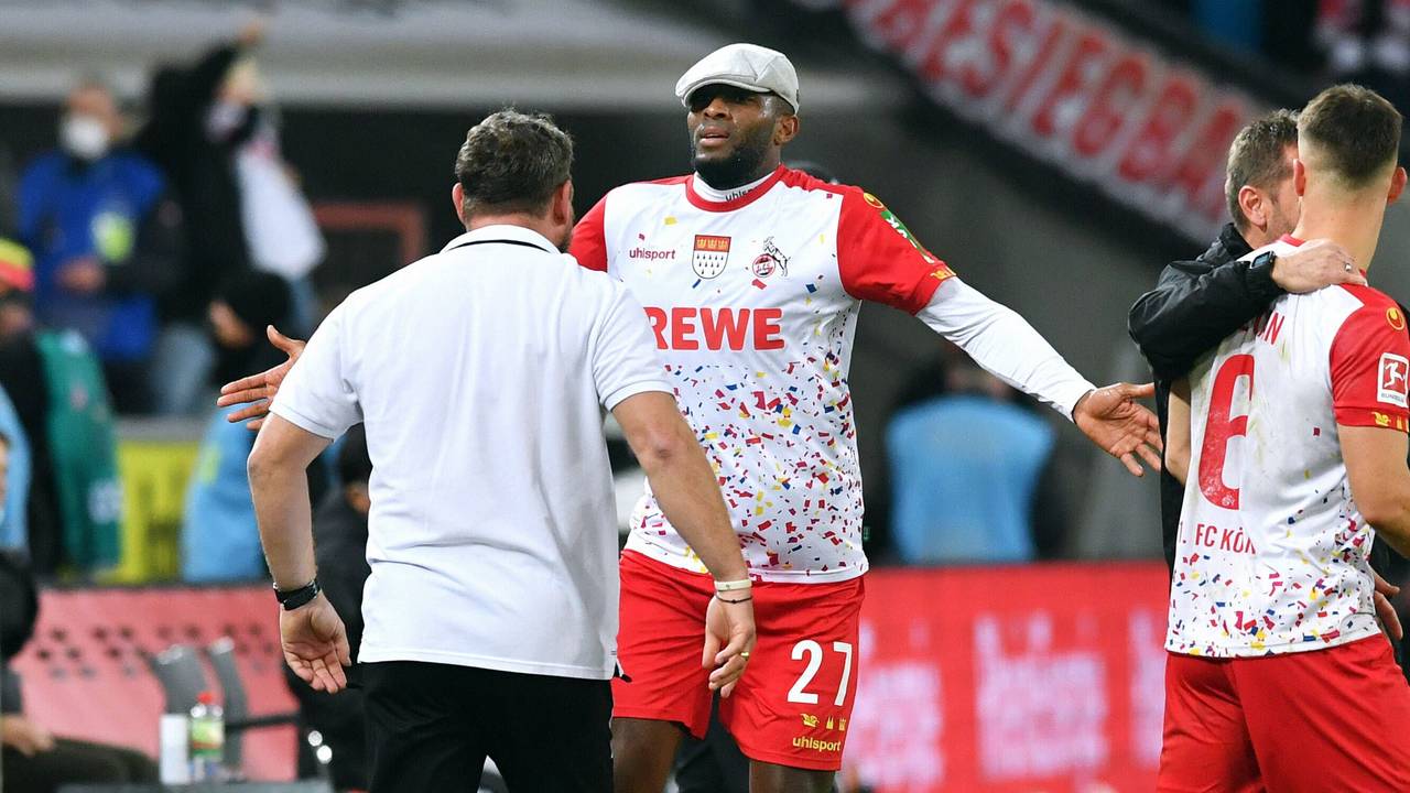 Anthony Modeste bejubelt sein Tor mit der Mütze von Steffen Baumgart auf dem Kopf.