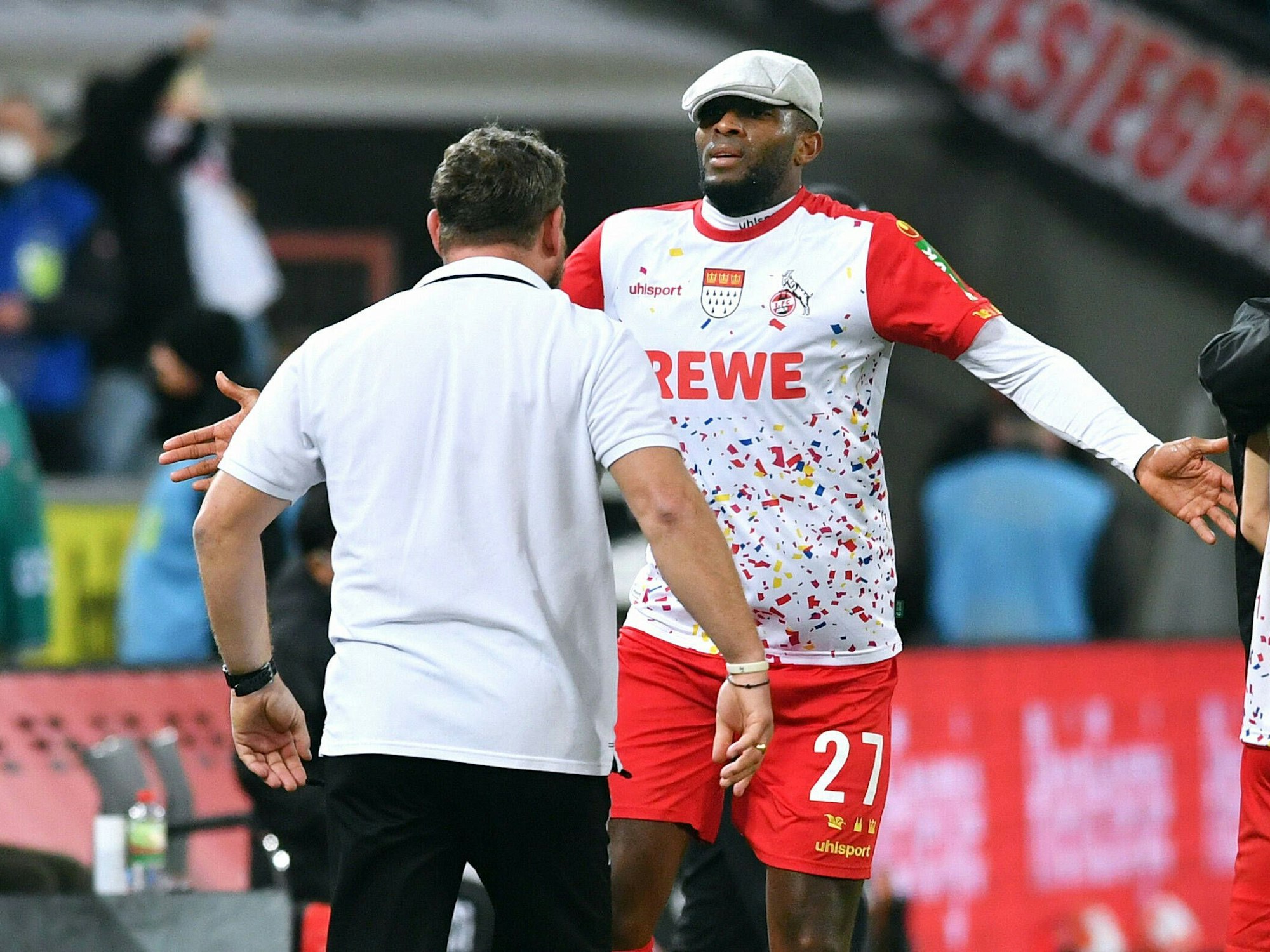 Anthony Modeste bejubelt sein Tor mit der Mütze von Steffen Baumgart auf dem Kopf.
