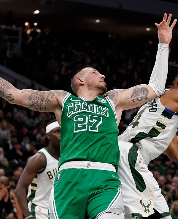 Bucks-Star Giannis Antetokounmpo im Zweikampf mit Celtics-Center Daniel Theis.
