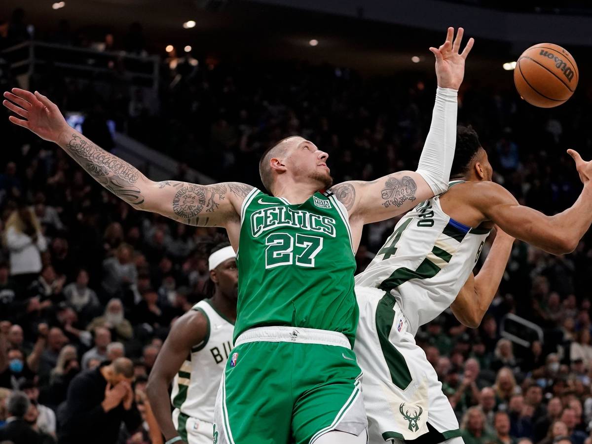Bucks-Star Giannis Antetokounmpo im Zweikampf mit Celtics-Center Daniel Theis.