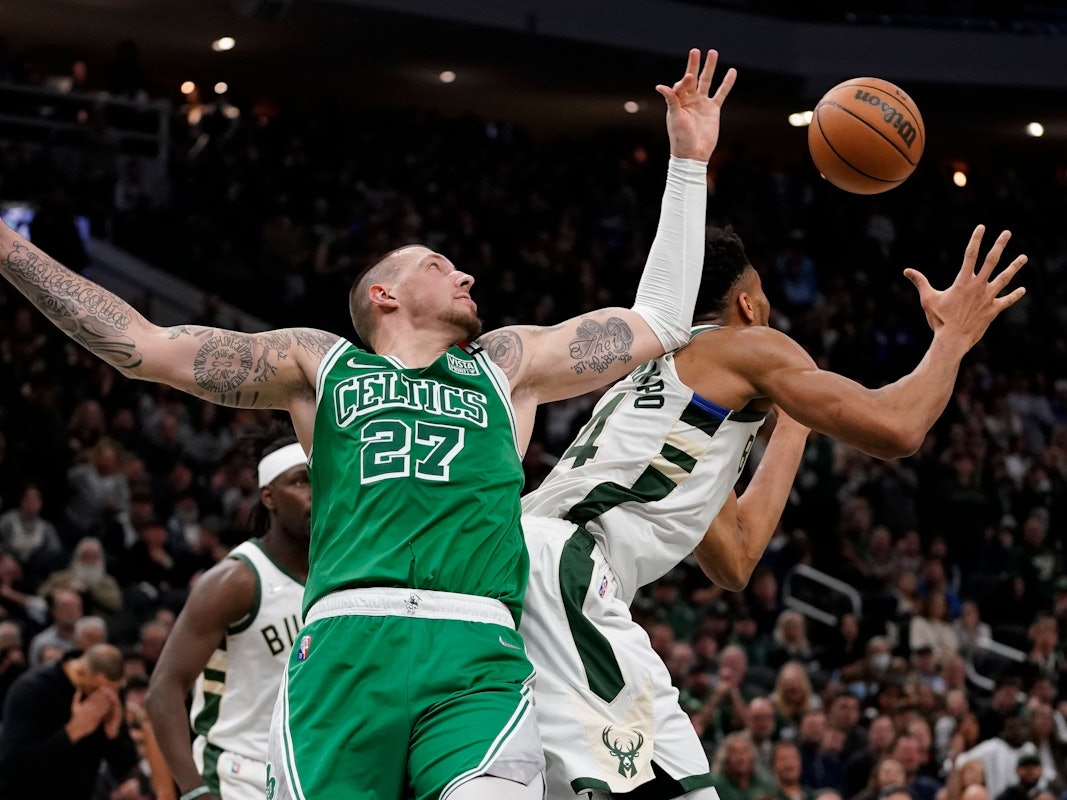 Bucks-Star Giannis Antetokounmpo im Zweikampf mit Celtics-Center Daniel Theis.