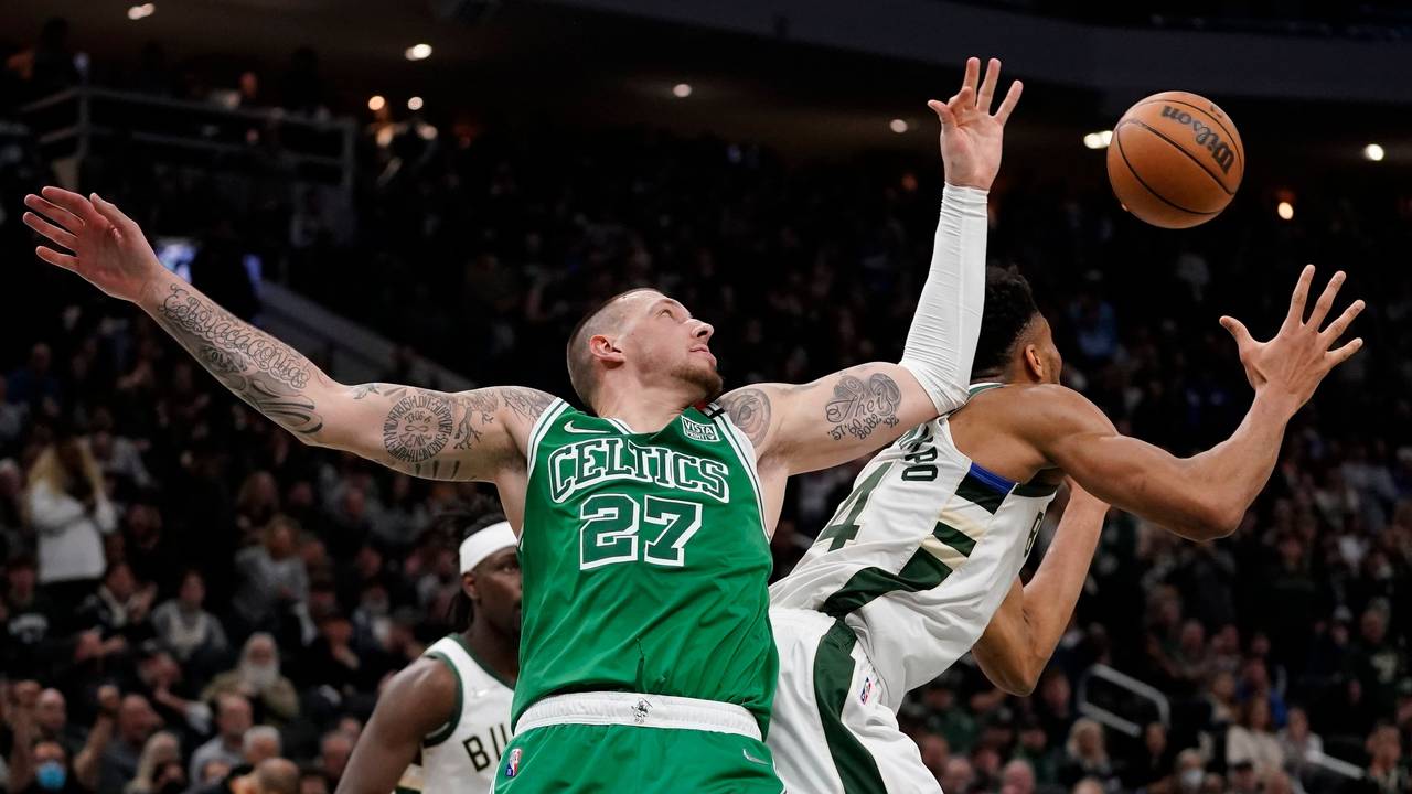 Bucks-Star Giannis Antetokounmpo im Zweikampf mit Celtics-Center Daniel Theis.