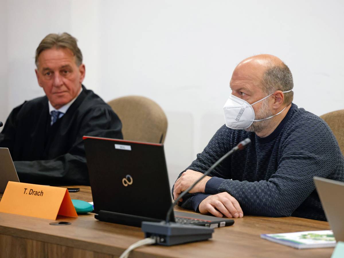 Der Angeklagte Thomas Drach (r) sitzt neben seinem Verteidiger Andreas Kerkhof auf der Anklagebank im Gerichtssaal des Landgerichts Köln.