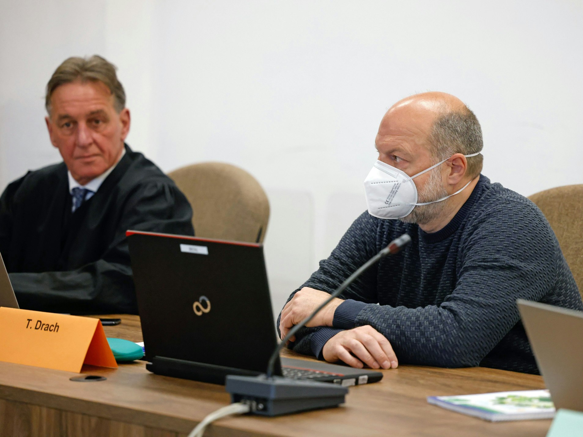 Der Angeklagte Thomas Drach (r) sitzt neben seinem Verteidiger Andreas Kerkhof auf der Anklagebank im Gerichtssaal des Landgerichts Köln.