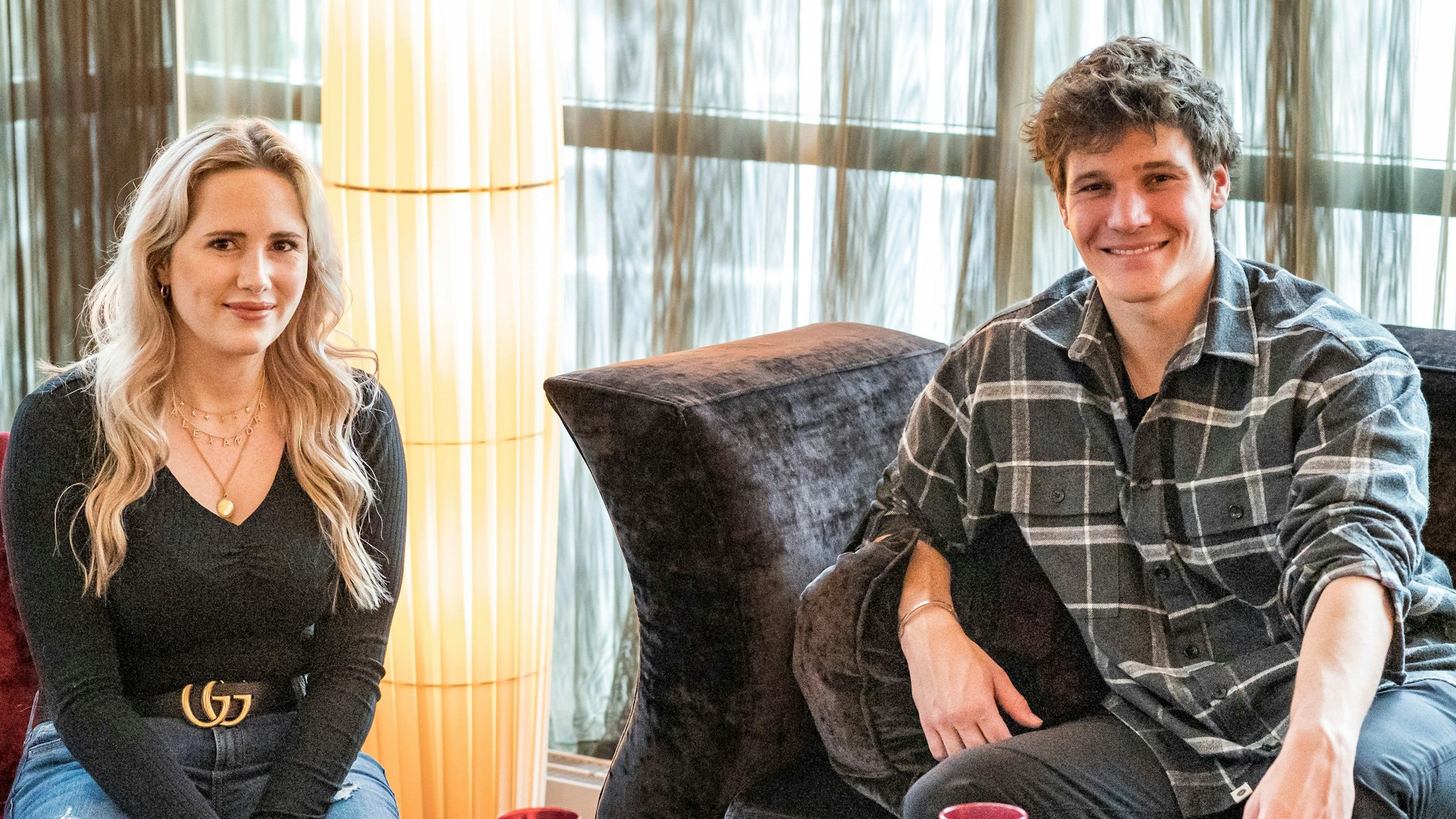 Alexandra Miebach (l) und Wincent Weiss lächeln in die Kamera.