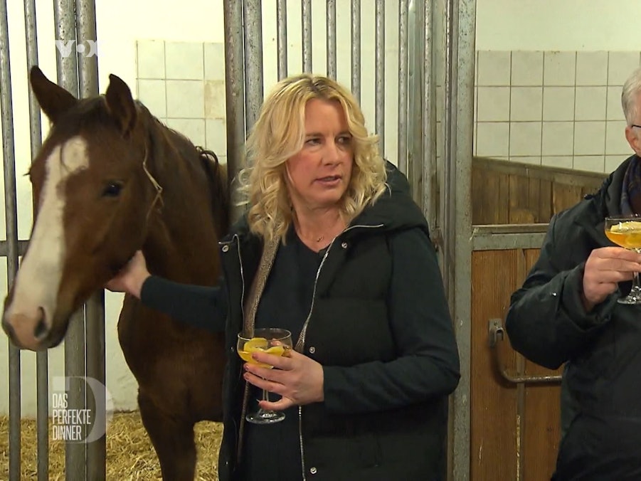 Aperitiv mit Pferd: Gilli serviert ihren Champagnercocktail im Stall.