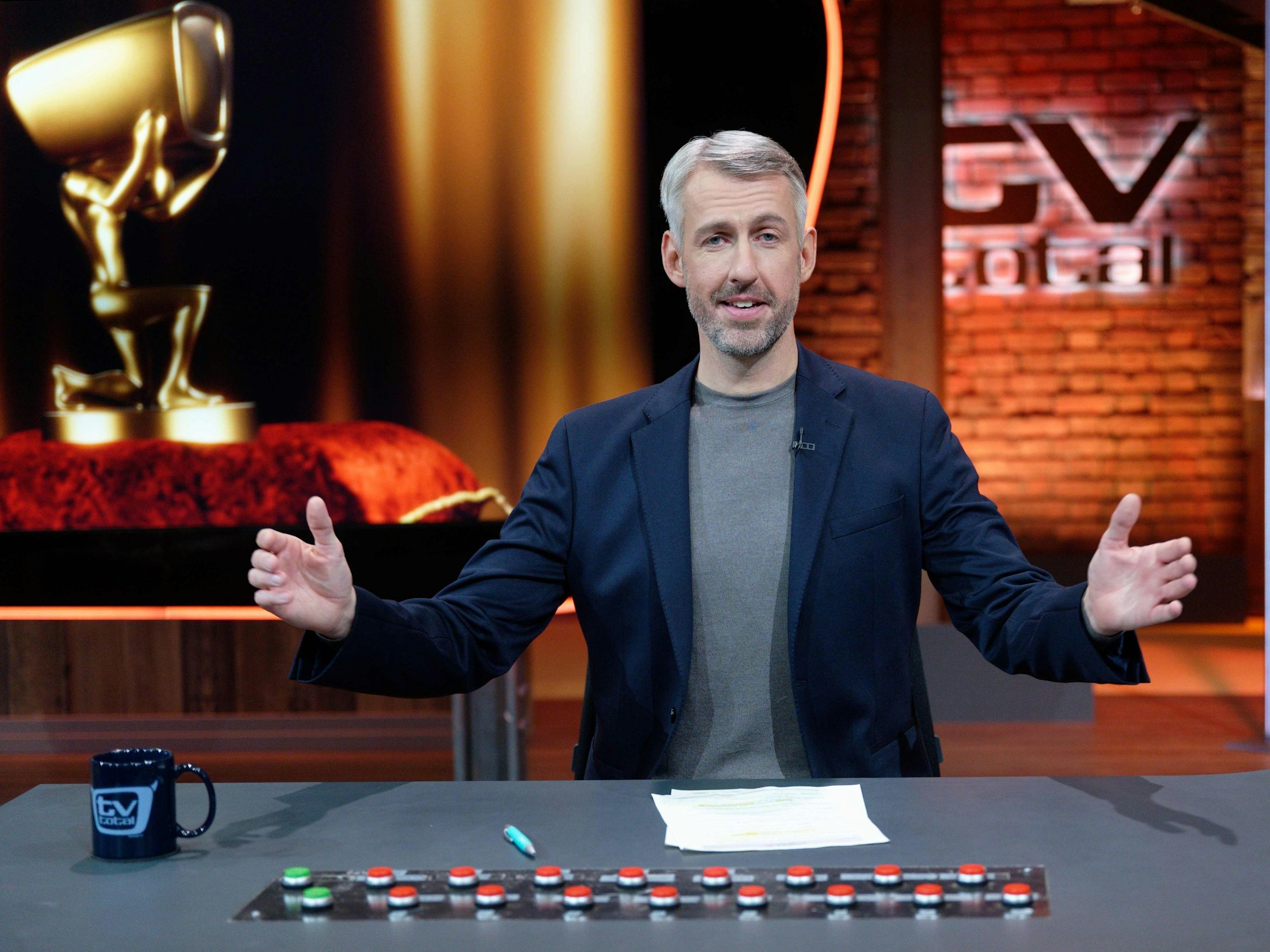 Der Entertainer Sebastian Pufpaff sitzt nach der Aufzeichnung der ersten Sendung der wieder aufgenommenen ProSieben-Comedyshow „TV total“ im Studio.