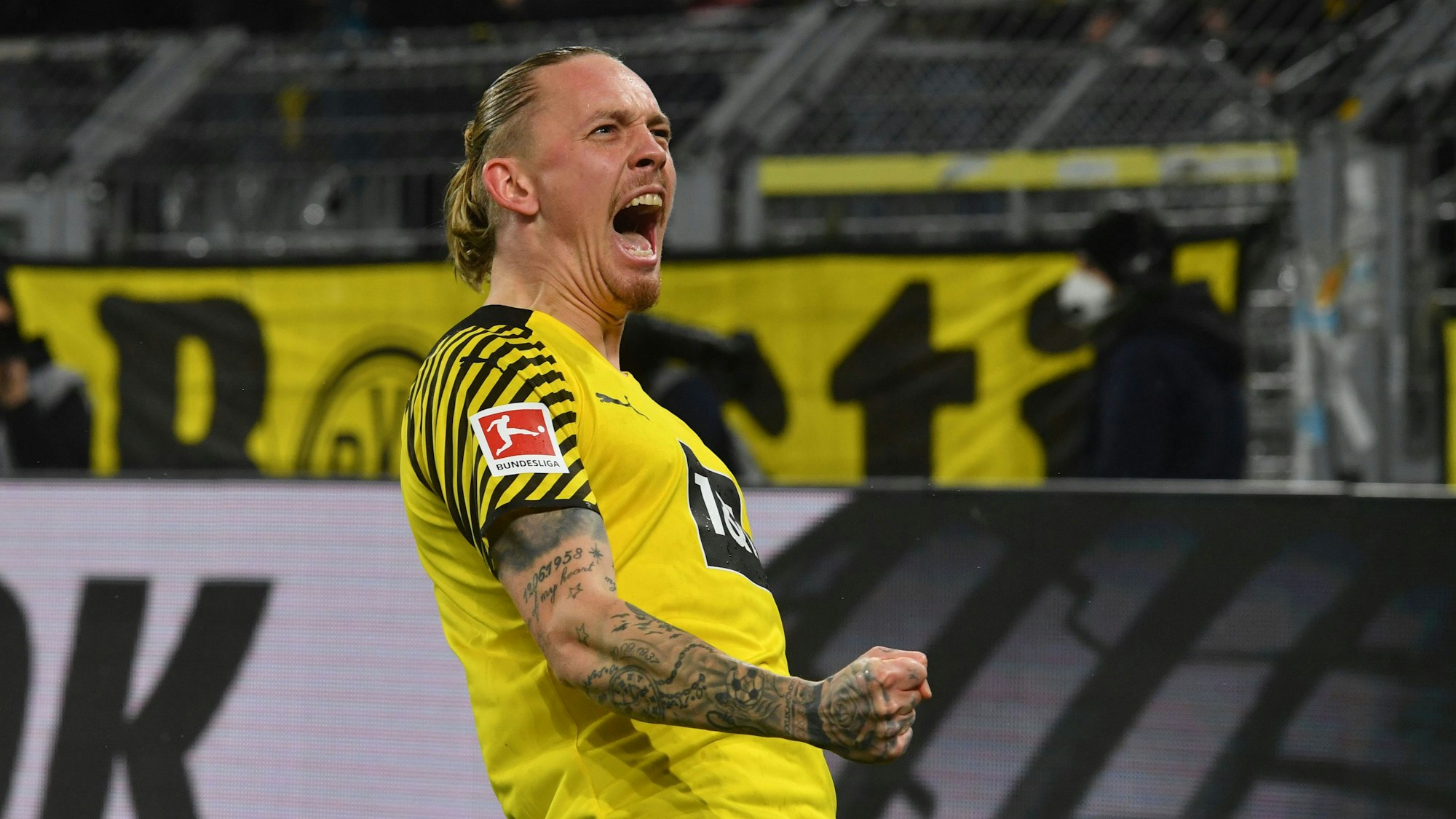 Marius Wolf jubelt im Spiel gegen Borussia Mönchengladbach