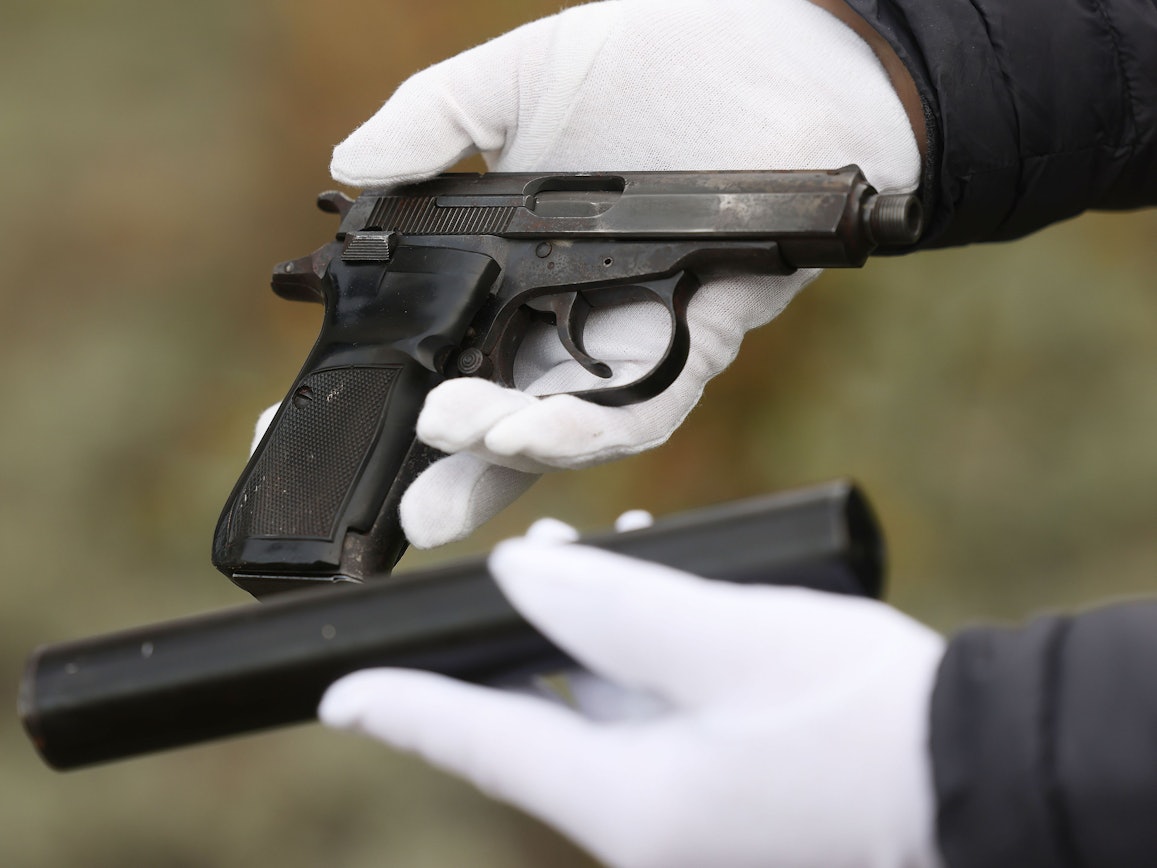 Ein Mitarbeiter des Bundeskriminalamtes hält eine Pistole in der Hand.