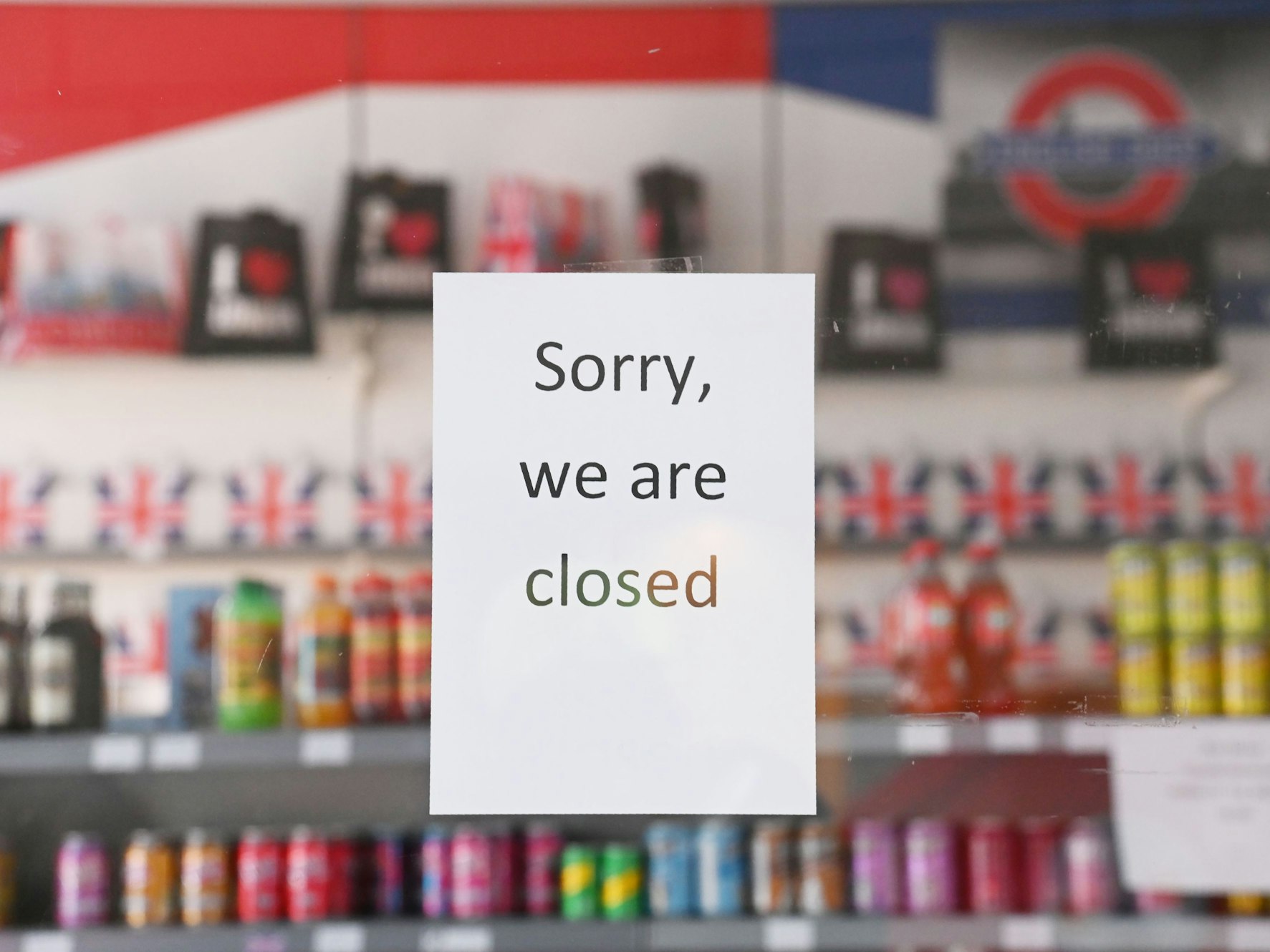 Am Fenster des English Shops hängt das „Sorry we are closed“ Schild.