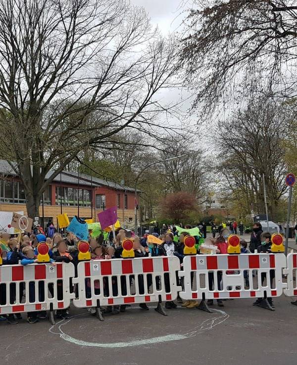 Die Kinder der Maria-Montessori-Grundschule Am Pistorhof demonstrieren für einen sicheren Schulweg. Die Straße soll dauerhaft gesperrt werden.