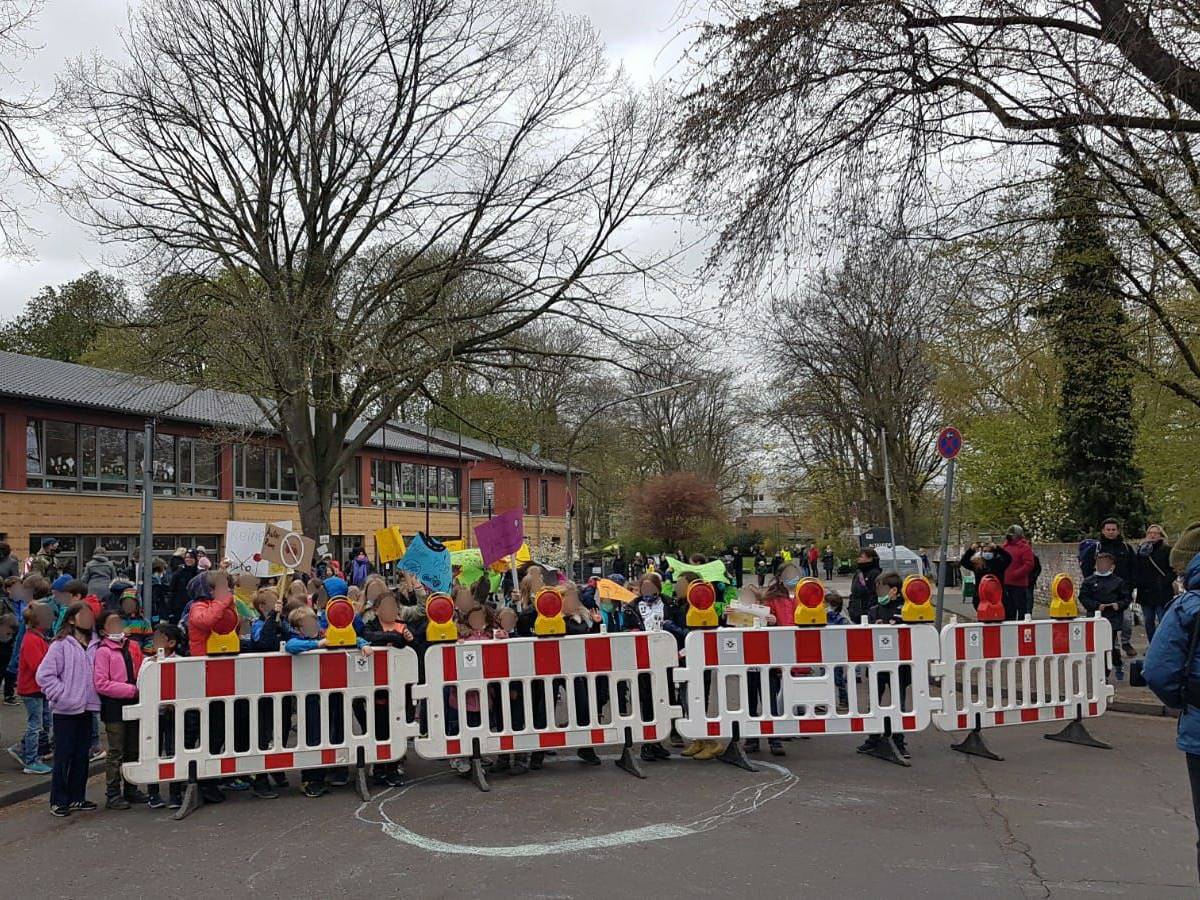 Die Kinder der Maria-Montessori-Grundschule Am Pistorhof demonstrieren für einen sicheren Schulweg. Die Straße soll dauerhaft gesperrt werden.