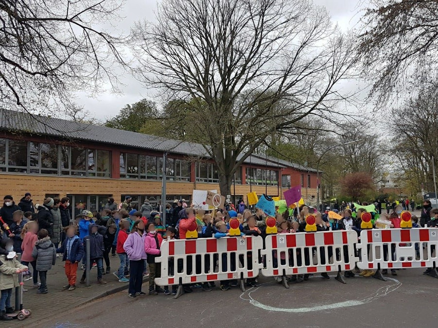 Die Kinder der Maria-Montessori-Grundschule Am Pistorhof demonstrieren für einen sicheren Schulweg. Die Straße soll dauerhaft gesperrt werden.