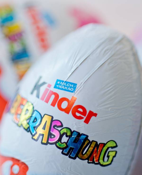Überraschungseier der Firma Ferrero liegen auf einem Tisch.