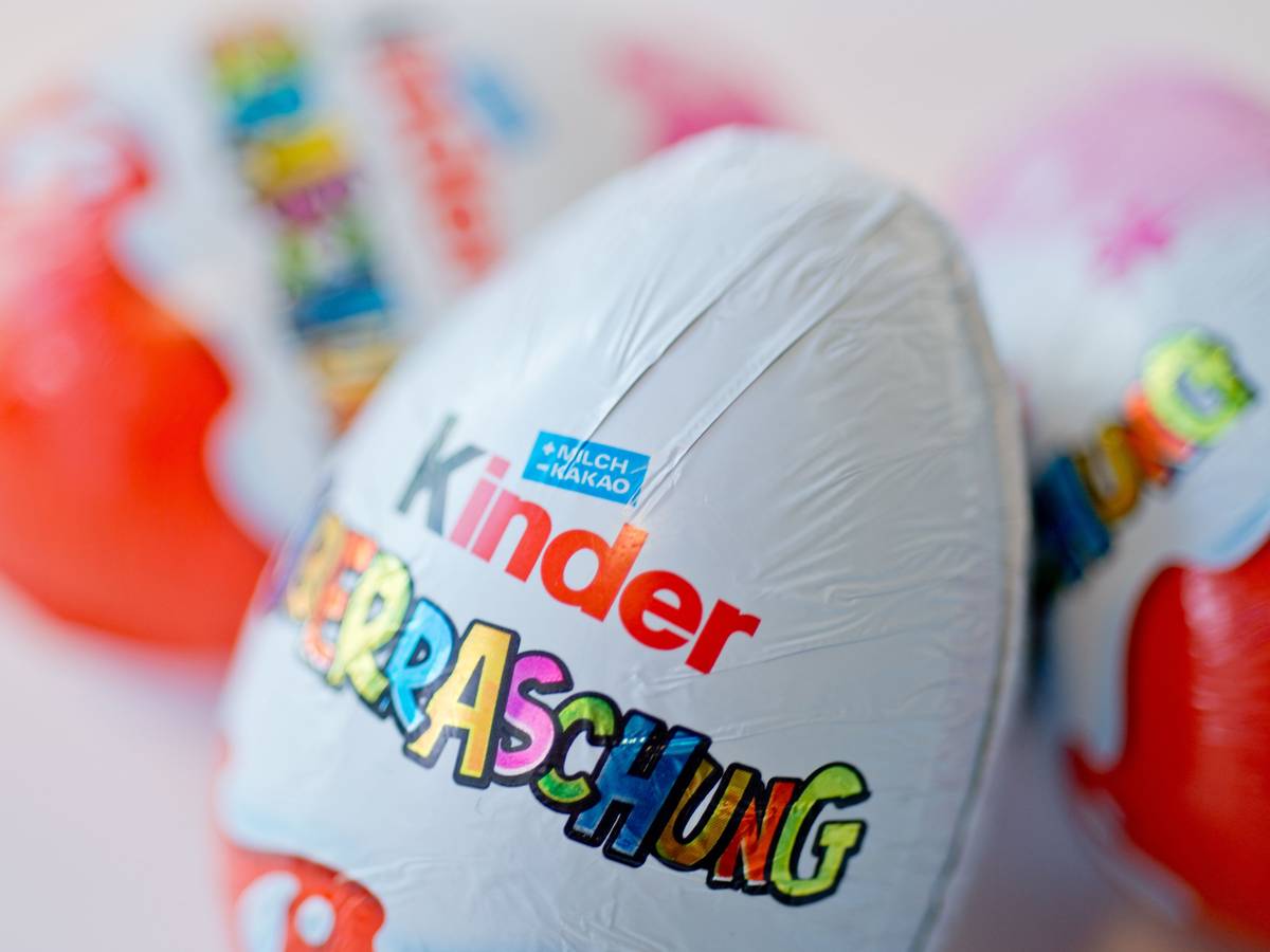 Überraschungseier der Firma Ferrero liegen auf einem Tisch.