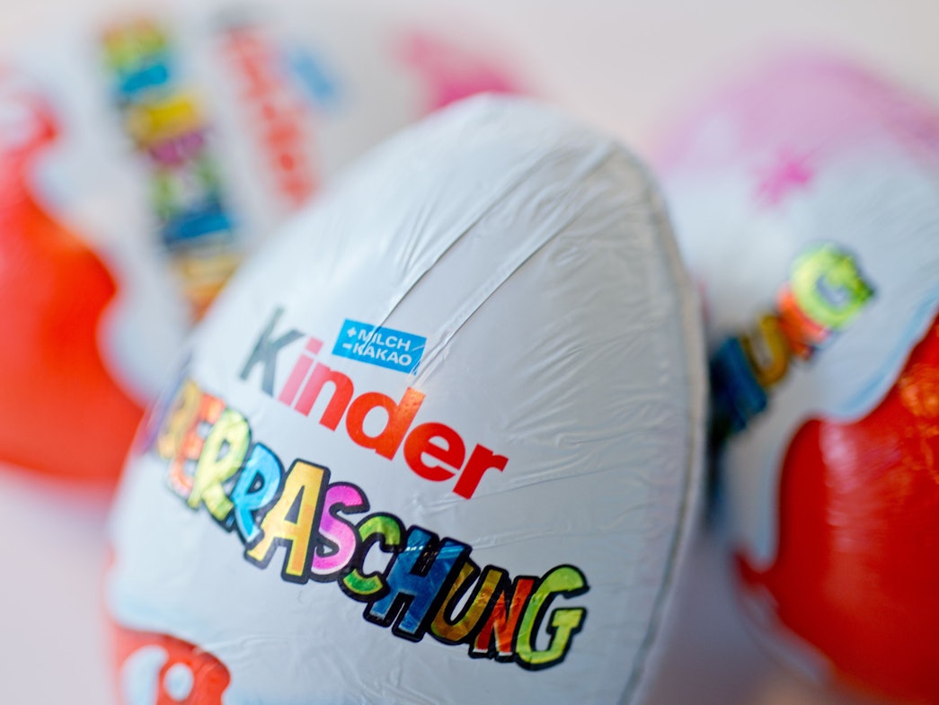 Überraschungseier der Firma Ferrero liegen auf einem Tisch.