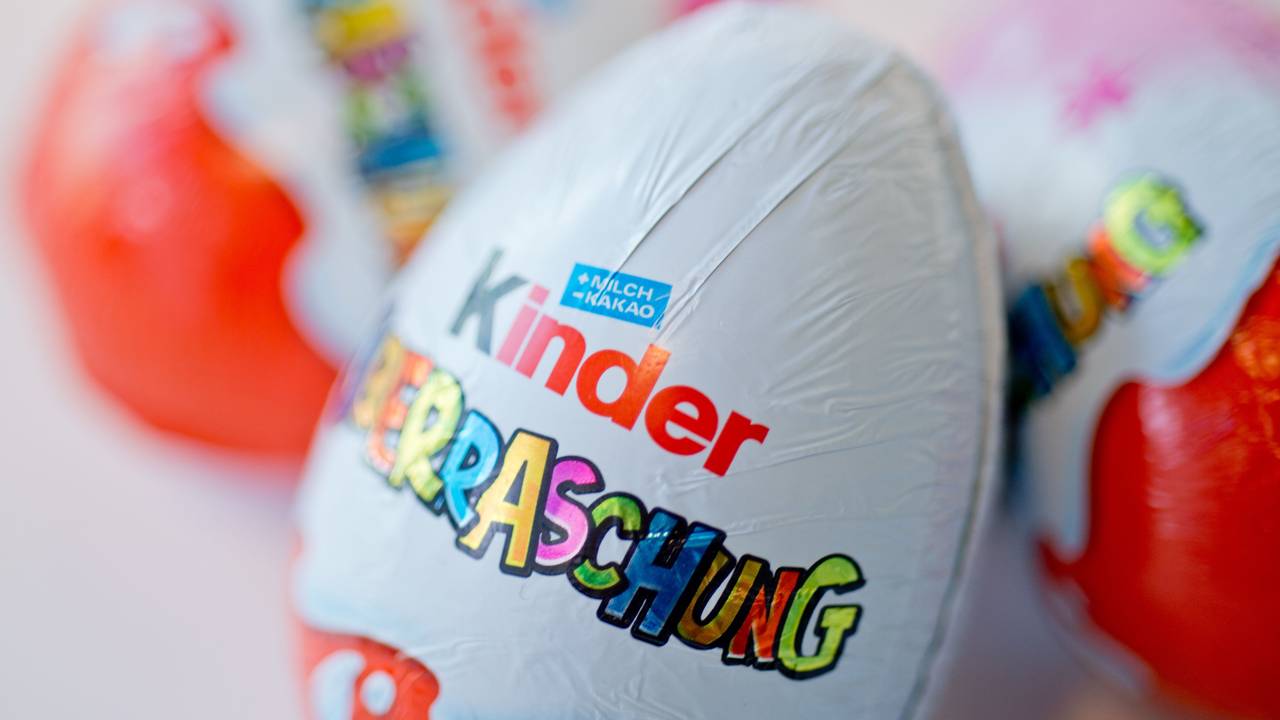 Überraschungseier der Firma Ferrero liegen auf einem Tisch.