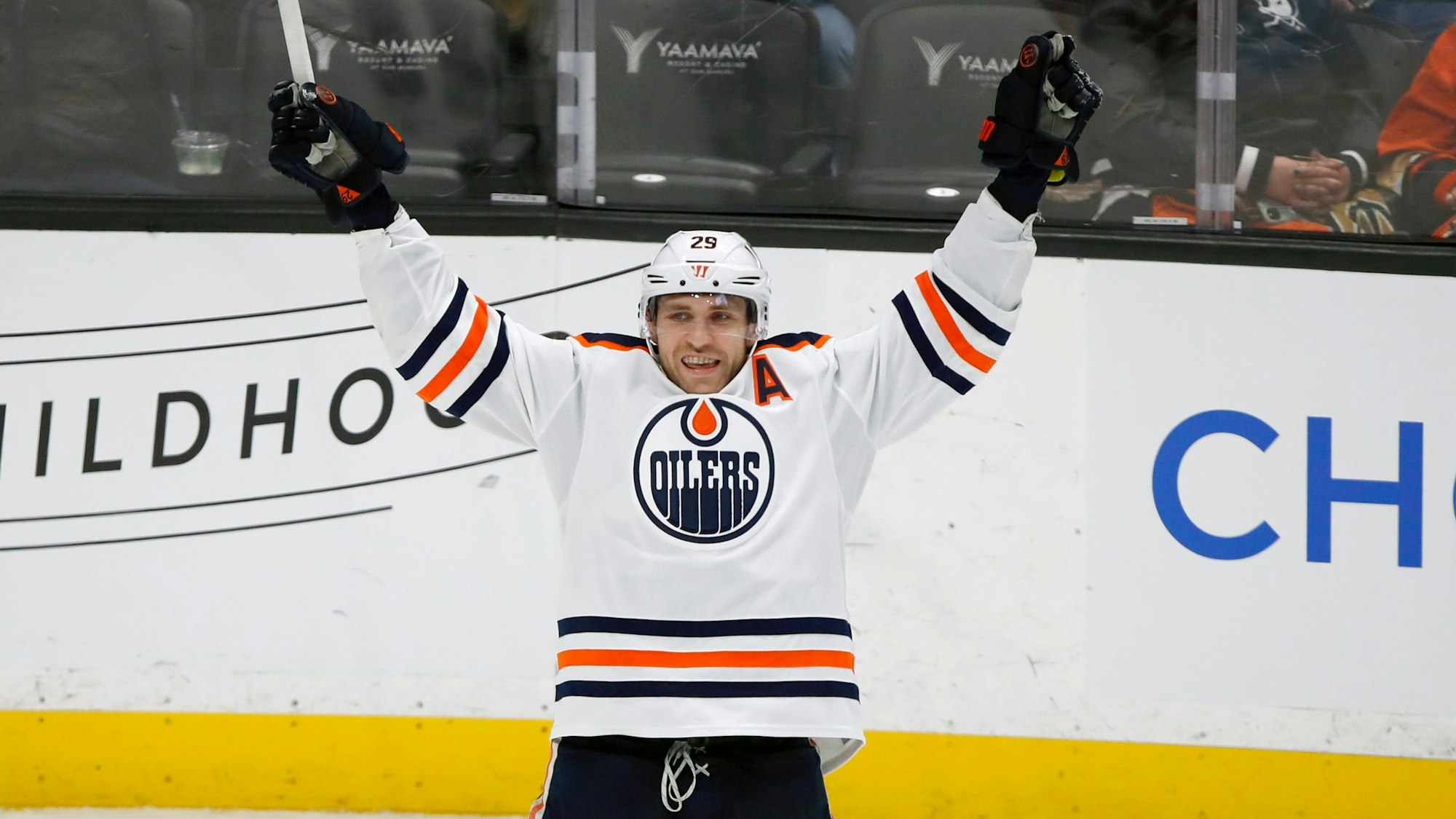 Eishockey-Profi Leon Draisaitl am Jubeln.