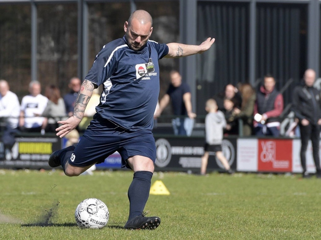 Wesley Sneijder holt bei einem Benefiz-Spiel in den Niederlanden zum Schuss aus.